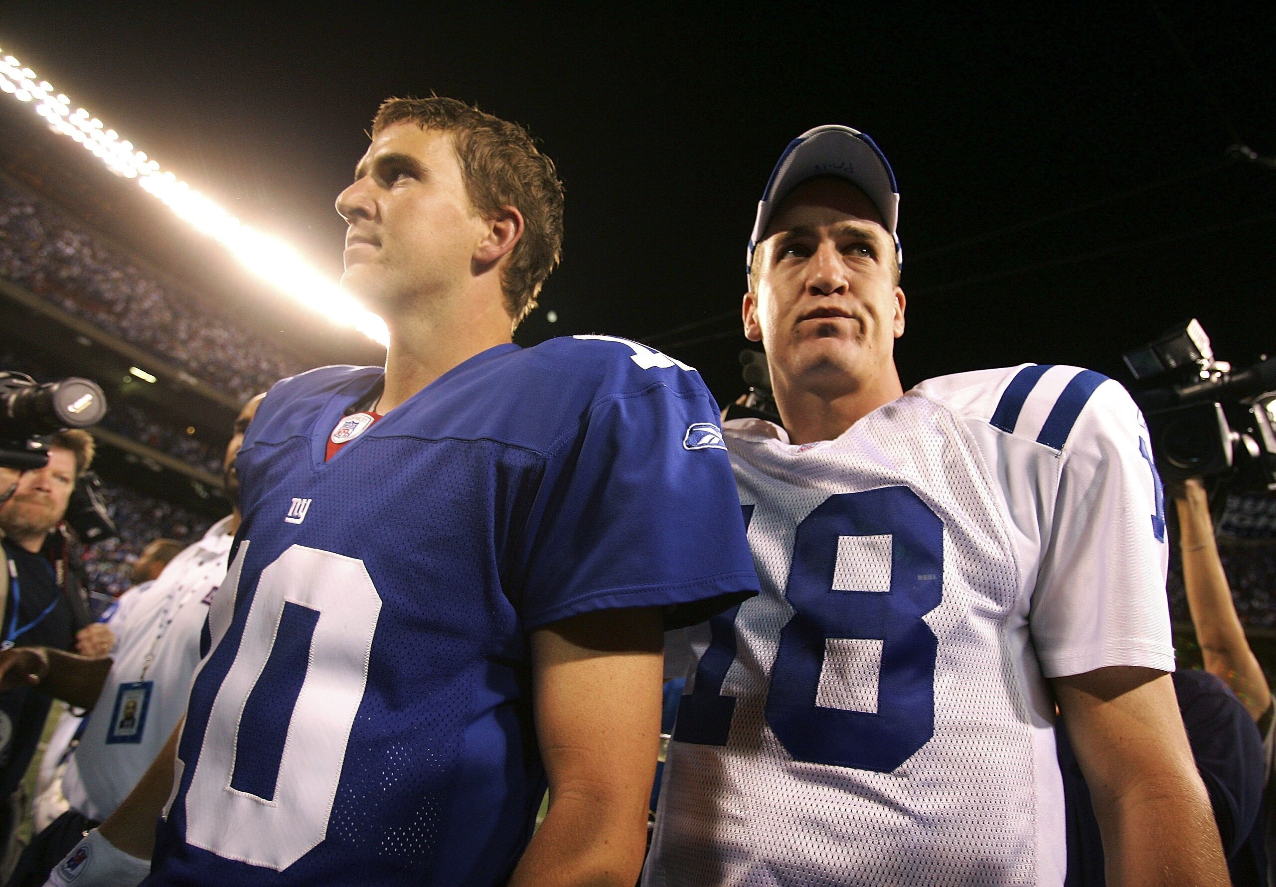 EAST RUTHERFORD, NJ - SEPTEMBER 10:  Quarterback Eli Manning #10 of the New York Giants (L) congratulates his brother quarterback Peyton Manning #18 of the Indianapolis Colts on his 26-21 victory on September 10, 2006 at Giants Stadium in East Rutherford,