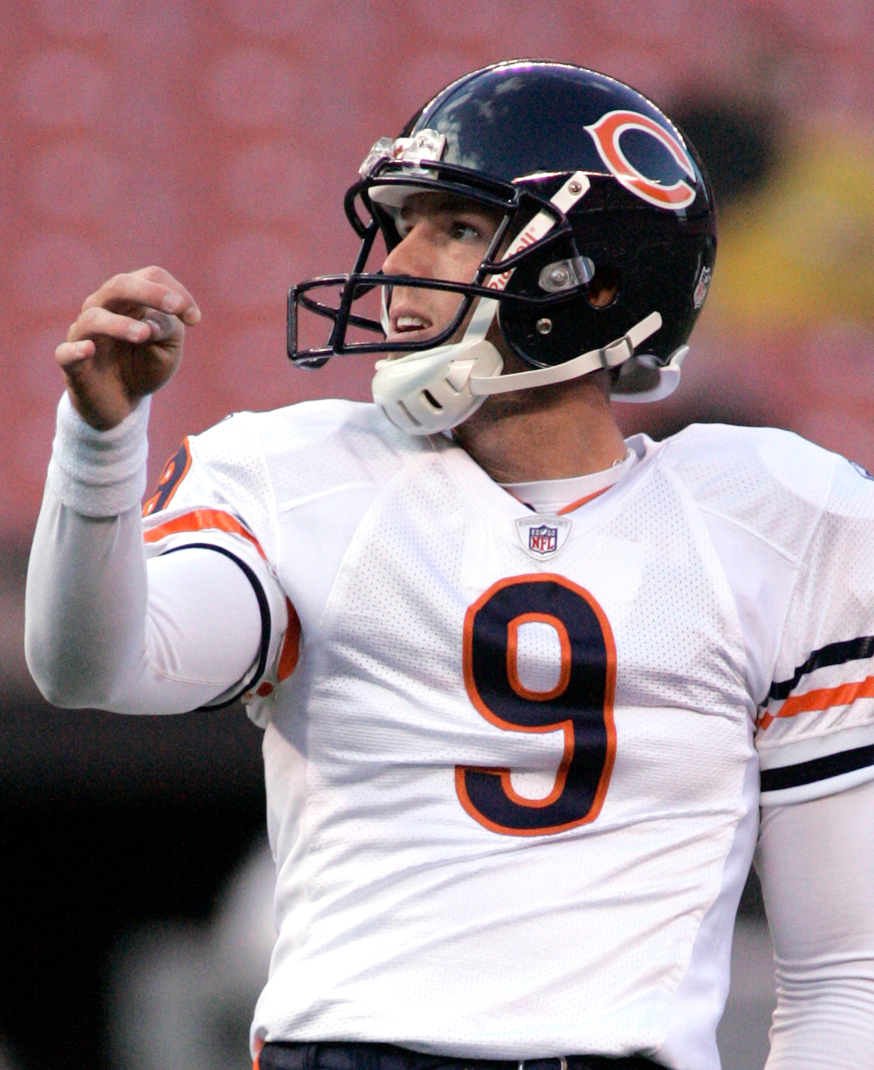 CLEVELAND - SEPTEMBER 2: Robbie Gould #9 of the Chicago Bears warms up before before the start of the preseason game against the Cleveland Browns at Cleveland Browns Stadium on September 2, 2010 in Cleveland, Ohio. (Photo by Justin K. Aller/Getty Images) CLEVELAND - SEPTEMBER 2: Robbie Gould #9 of the Chicago Bears warms up before before the start of the preseason game against the Cleveland Browns at Cleveland Browns Stadium on September 2, 2010 in Cleveland, Ohio. (Photo by Justin K. Aller/Getty Images)