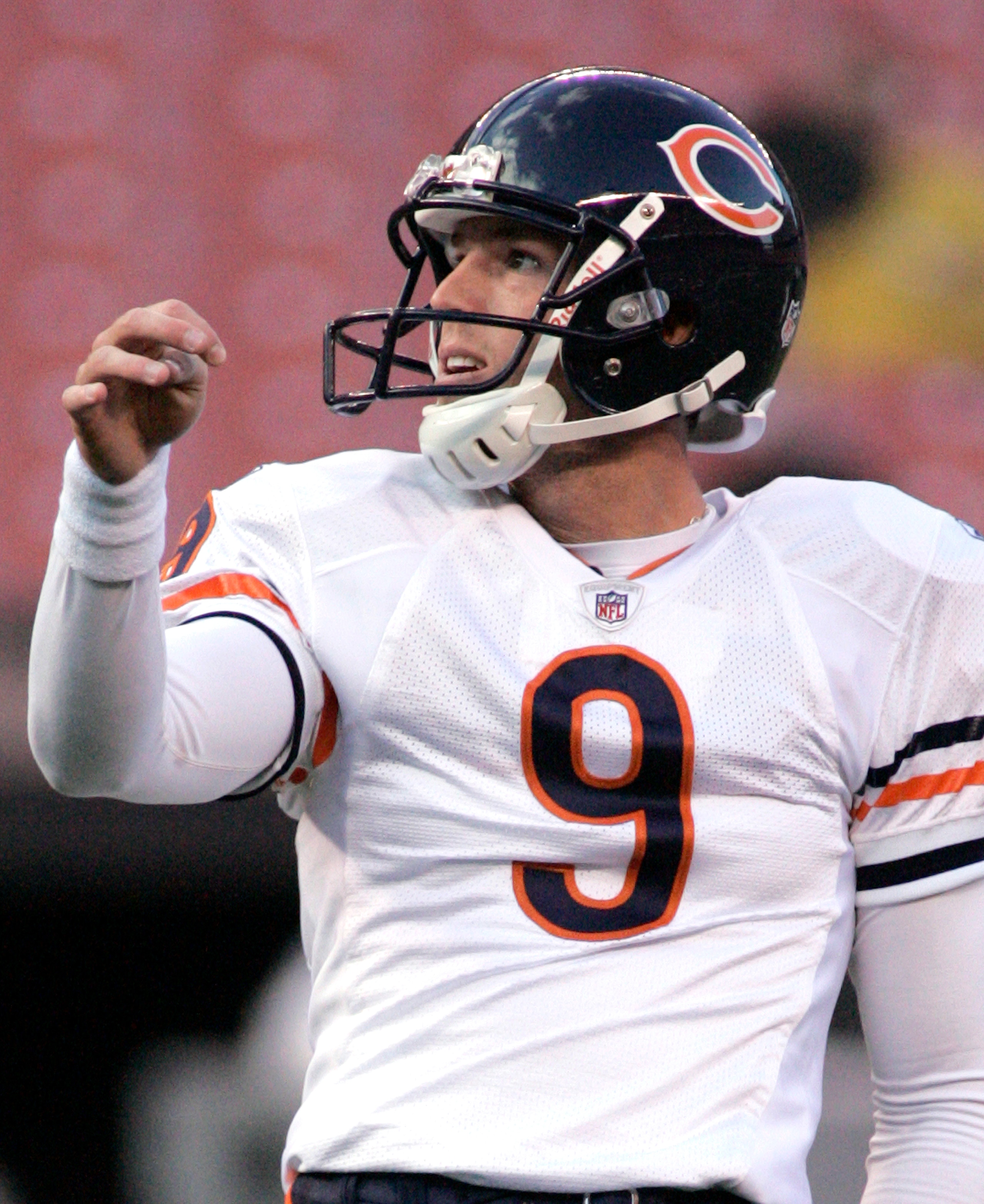 CLEVELAND - SEPTEMBER 2:  Robbie Gould #9 of the Chicago Bears warms up before before the start of the preseason game against the Cleveland Browns at Cleveland Browns Stadium on September 2, 2010 in Cleveland, Ohio. (Photo by Justin K. Aller/Getty Images)