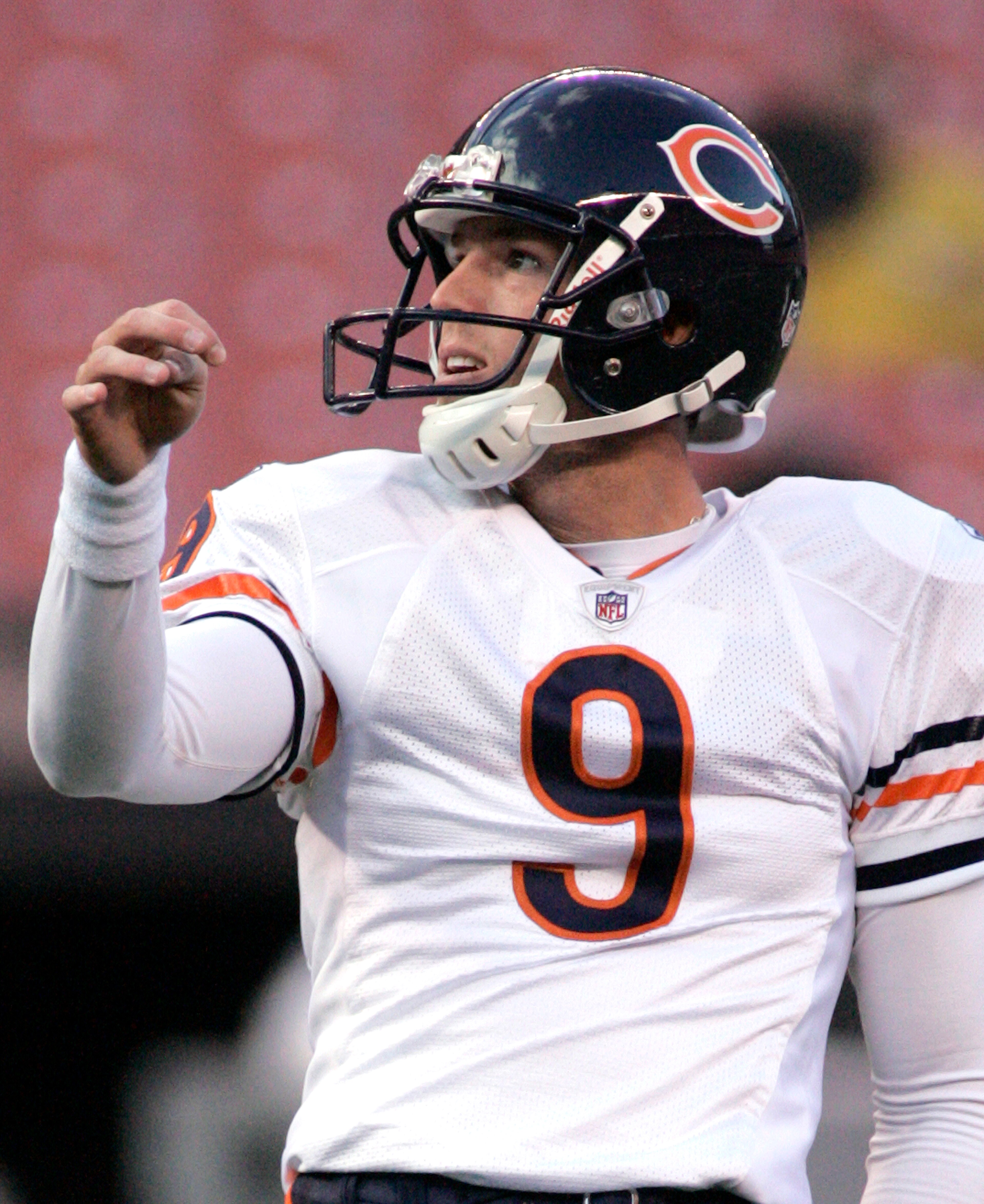 CLEVELAND - SEPTEMBER 2: Robbie Gould #9 of the Chicago Bears warms up before before the start of the preseason game against the Cleveland Browns at Cleveland Browns Stadium on September 2, 2010 in Cleveland, Ohio. (Photo by Justin K. Aller/Getty Images) CLEVELAND - SEPTEMBER 2: Robbie Gould #9 of the Chicago Bears warms up before before the start of the preseason game against the Cleveland Browns at Cleveland Browns Stadium on September 2, 2010 in Cleveland, Ohio. (Photo by Justin K. Aller/Getty Images)