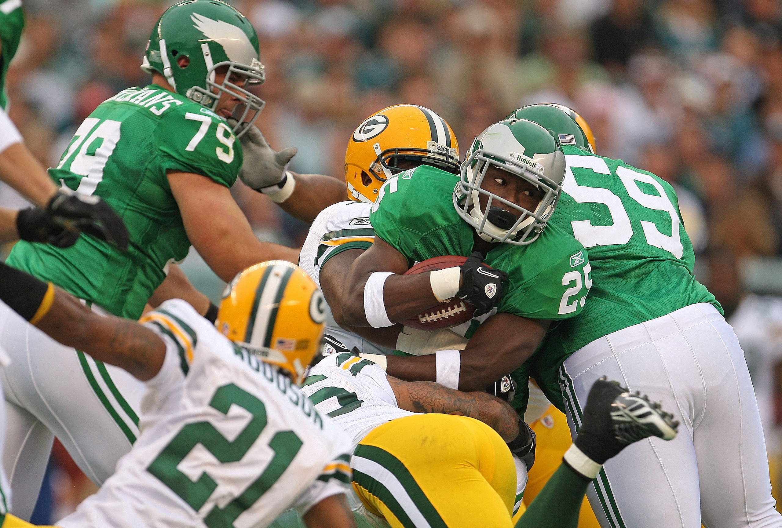 PHILADELPHIA - SEPTEMBER 12:  LeSean McCoy #25 of the Philadelphia Eagles rushes during a game against the Green Bay Packers at Lincoln Financial Field on September 12, 2010 in Philadelphia, Pennsylvania.  (Photo by Mike Ehrmann/Getty Images)