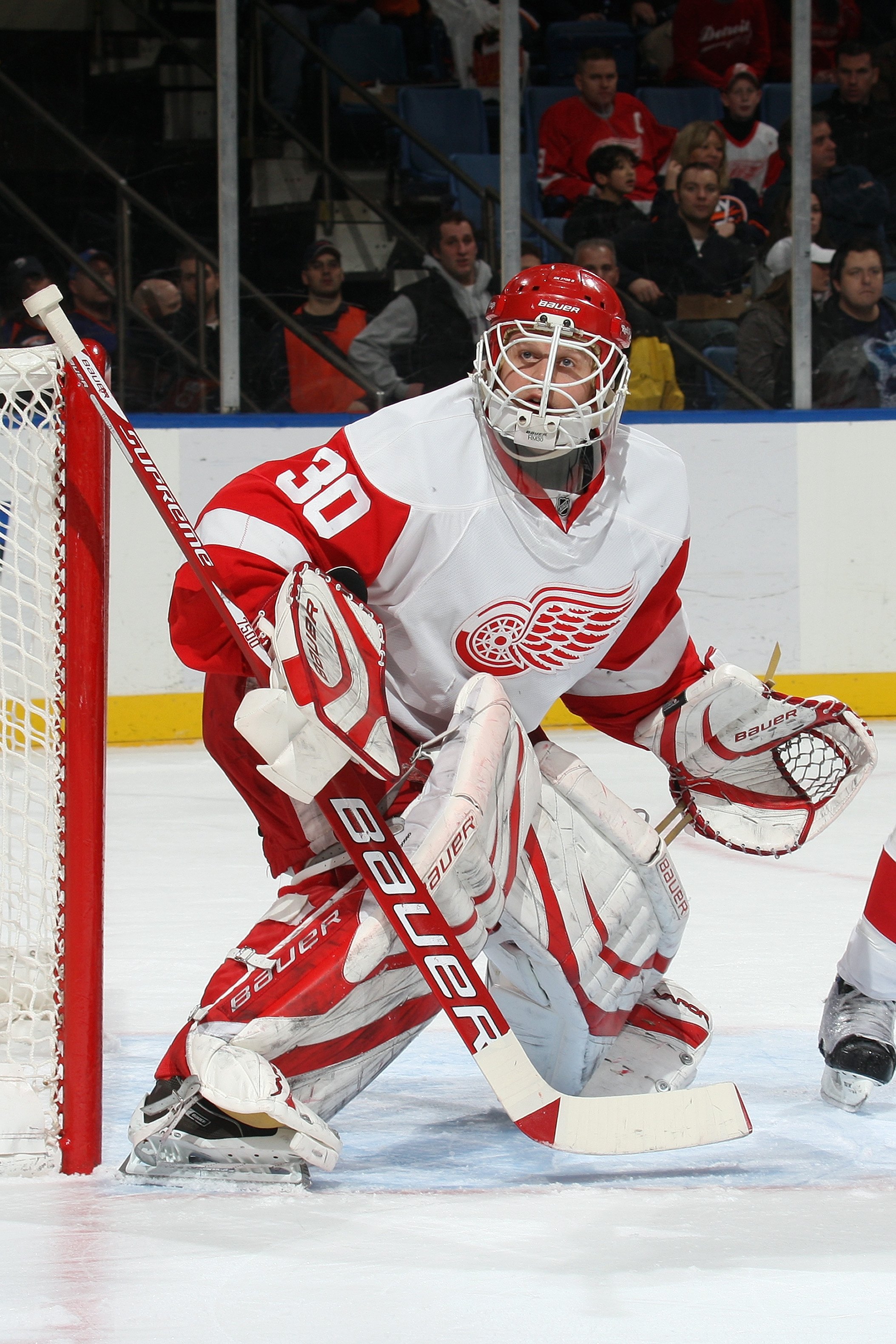 UNIONDALE, NY - JANUARY 12:  Chris Osgood #30 of the Detroit Red Wings defends the net during the game against the New York Islanders at the Nassau Coliseum on January 12, 2010 in Uniondale, New York.  (Photo by Bruce Bennett/Getty Images)