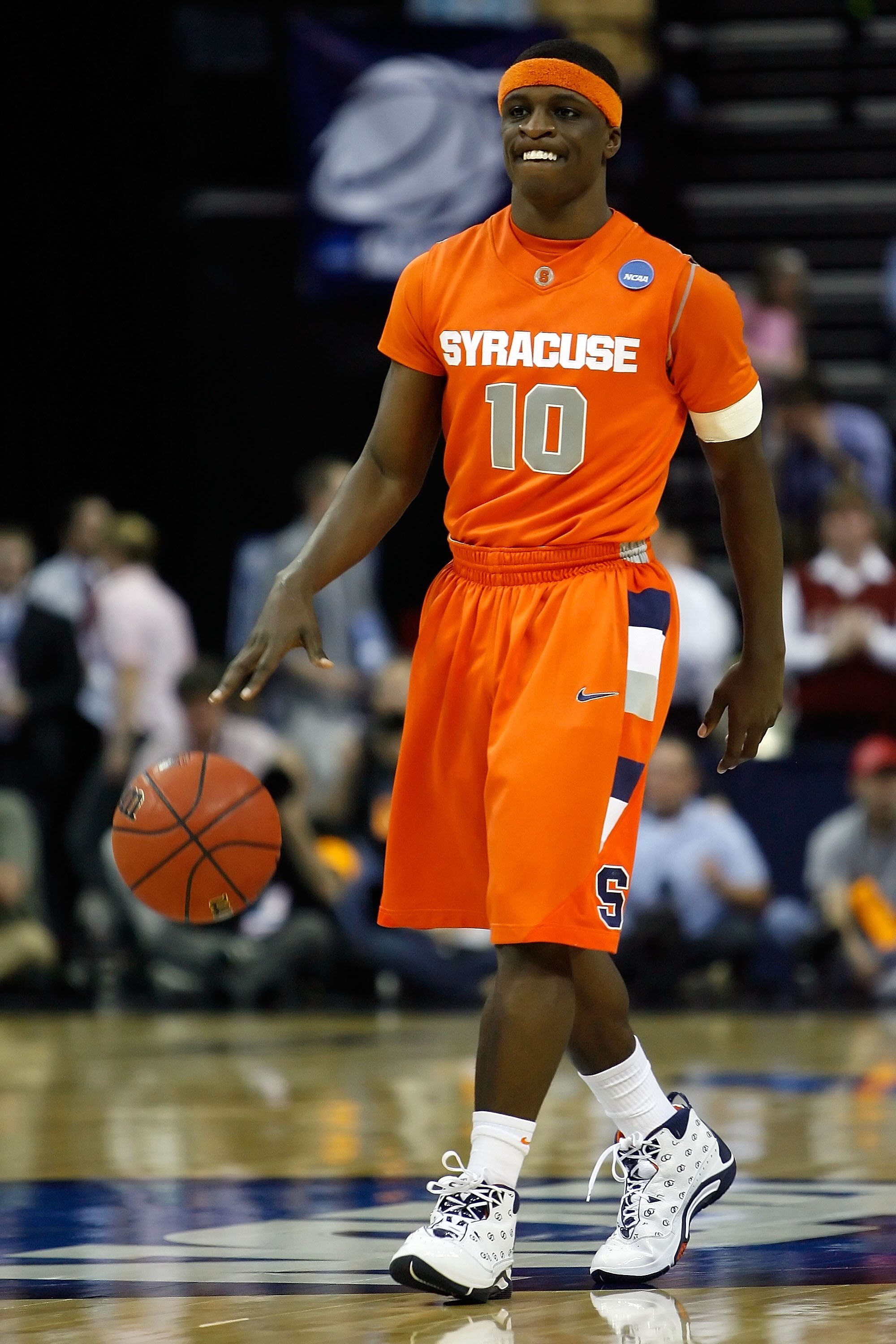 MEMPHIS, TN - MARCH 27:  Jonny Flynn #10 of the Syracuse Orange moves the ball against the Oklahoma Sooners during the NCAA Men's Basketball Tournament South Regionals at the FedExForum on March 27, 2009 in Memphis, Tennessee.  (Photo by Joe Murphy/Getty 