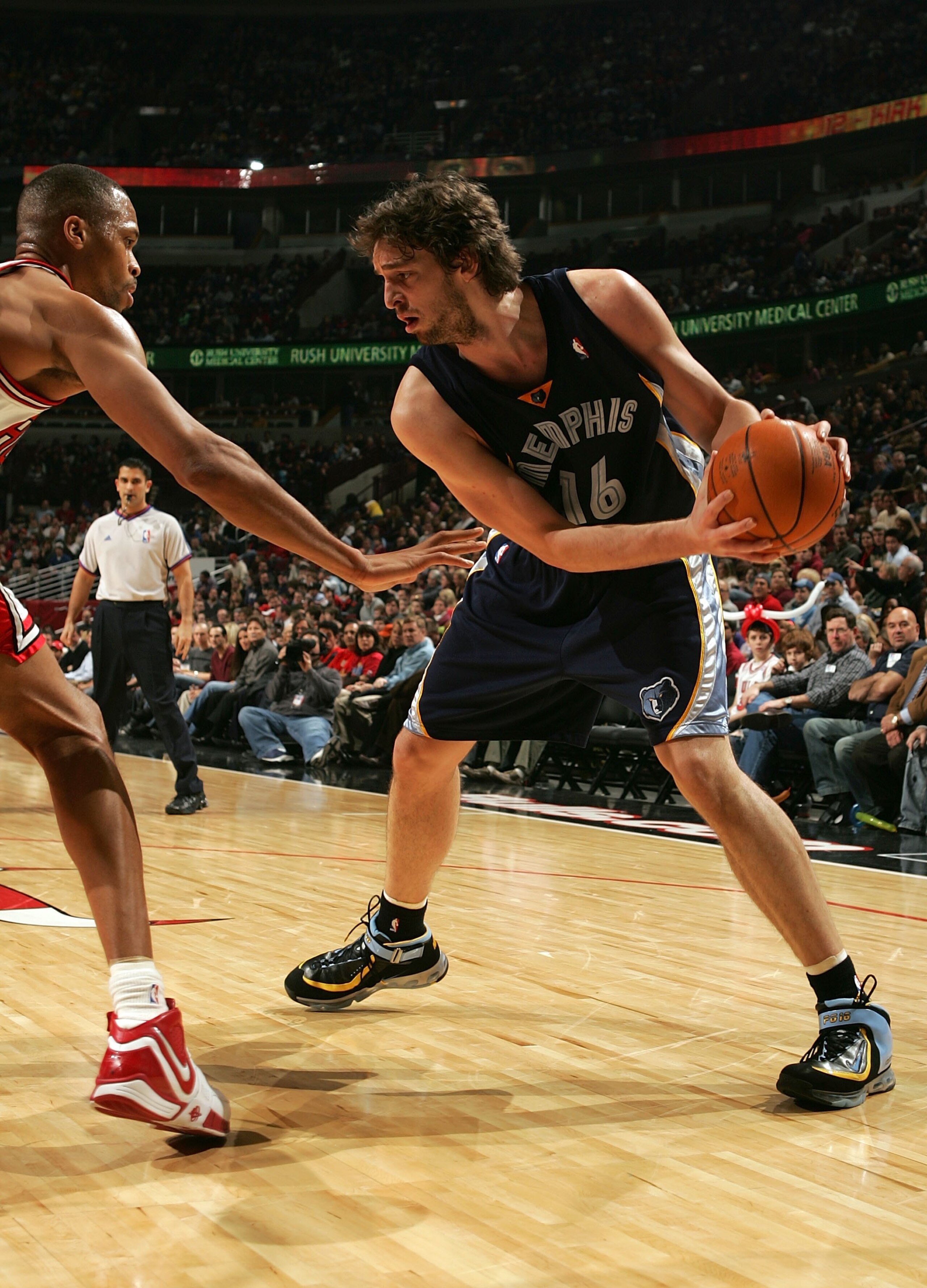 CHICAGO - JANUARY 13: Pau Gasol #16 of the Memphis Grizzlies moves the ball against P.J. Brown #42 of the Chicago Bulls January 13, 2007 at the United Center in Chicago, Illinois. The Bulls won 111-66. NOTE TO USER: User expressly acknowledges and agrees CHICAGO - JANUARY 13: Pau Gasol #16 of the Memphis Grizzlies moves the ball against P.J. Brown #42 of the Chicago Bulls January 13, 2007 at the United Center in Chicago, Illinois. The Bulls won 111-66. NOTE TO USER: User expressly acknowledges and agrees