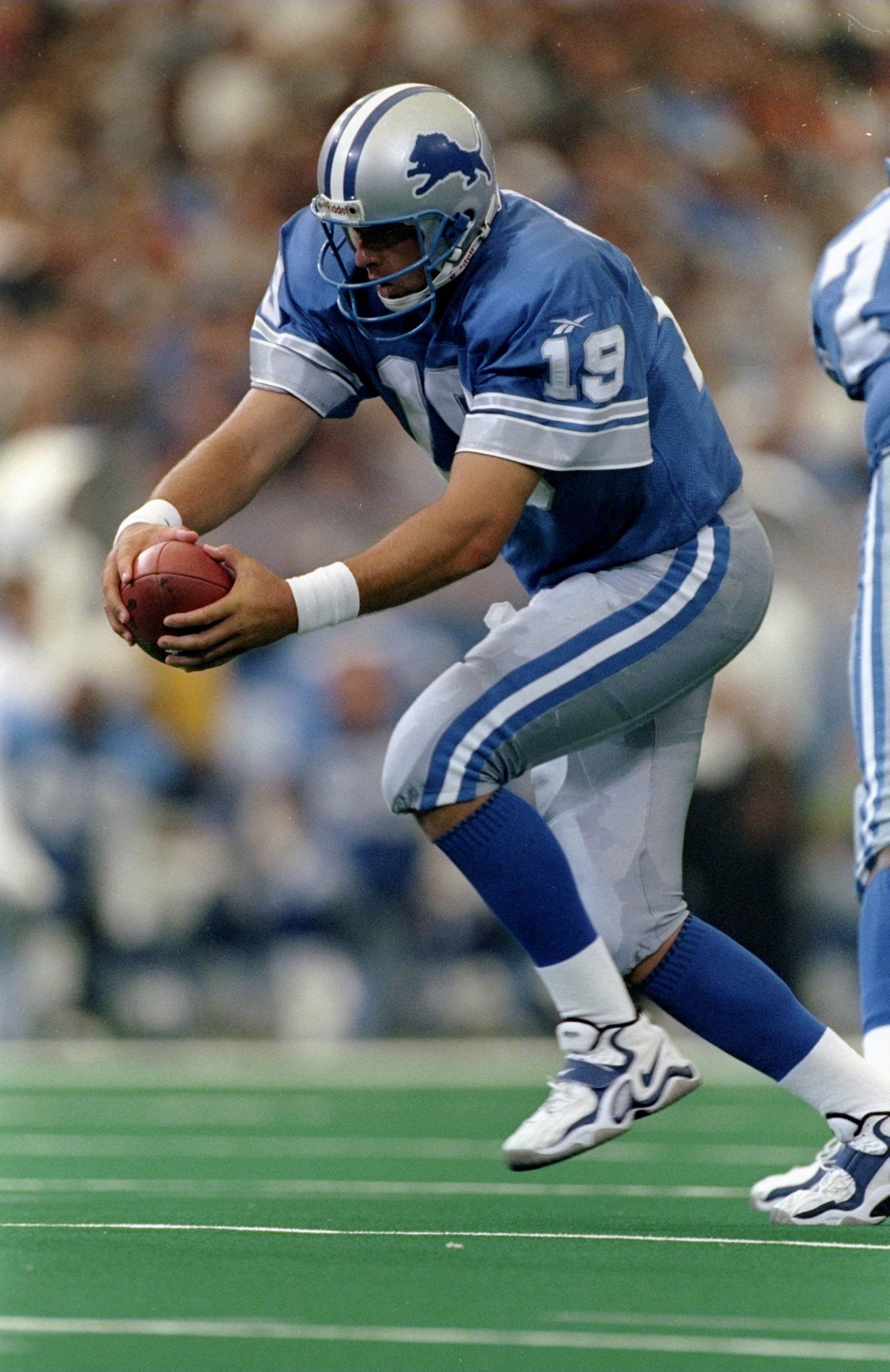 13 Sep 1998:  Quarterback Scott Mitchell #19 of the Detroit Lions in action during the game against the Cincinnati Bengals at the Pontiac Silverdome in Pontiac, Michigan. The Bengals defeated the Lions 34-28. Mandatory Credit: Vincent Laforet  /Allsport