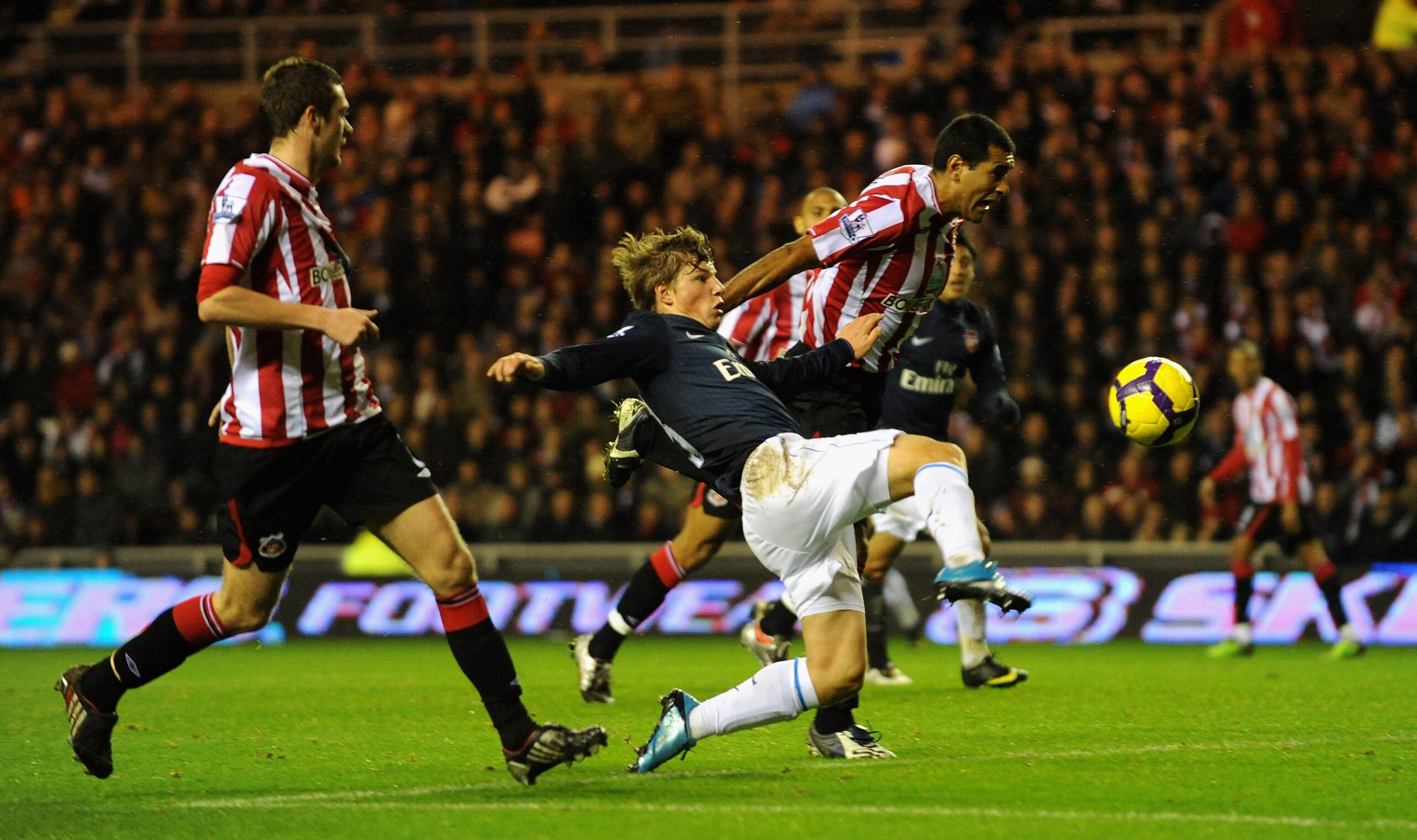 SUNDERLAND, ENGLAND - NOVEMBER 21: Andrey Arshavin of Arsenal fires in a shot atgoal during the Barclays Premier League match between Suderland and Arsenal at The Stadium of Light on November 21, 2009 in Sunderland, England.  (Photo by Laurence Griffiths/