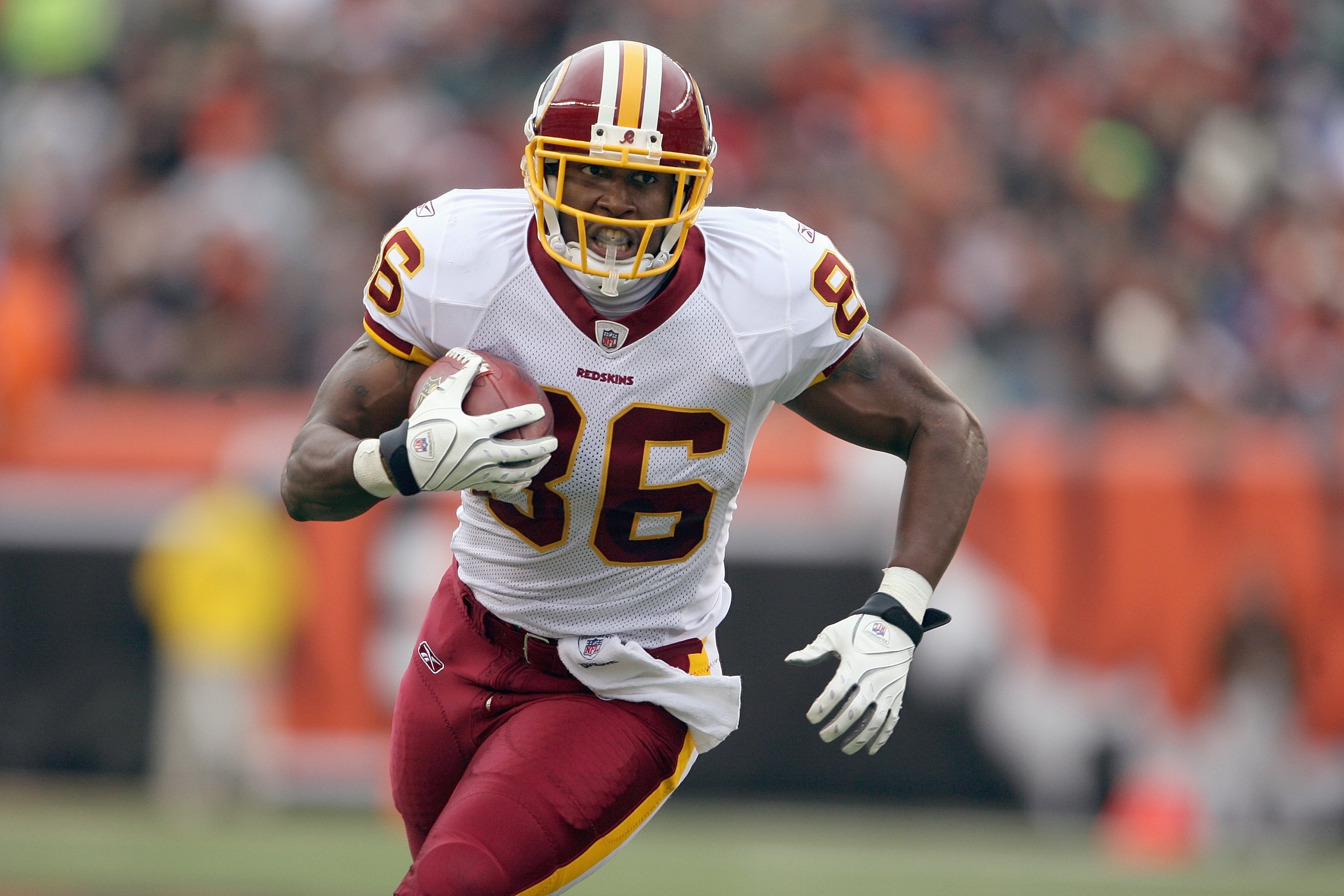 CINCINNATI - DECEMBER 14:  Fred Davis #86 of the Washington Redskins carries the ball during the NFL game against the Cincinnati Bengals at Paul Brown Stadium December 14, 2008 in Cincinnati, Ohio. (Photo by Andy Lyons/Getty Images)