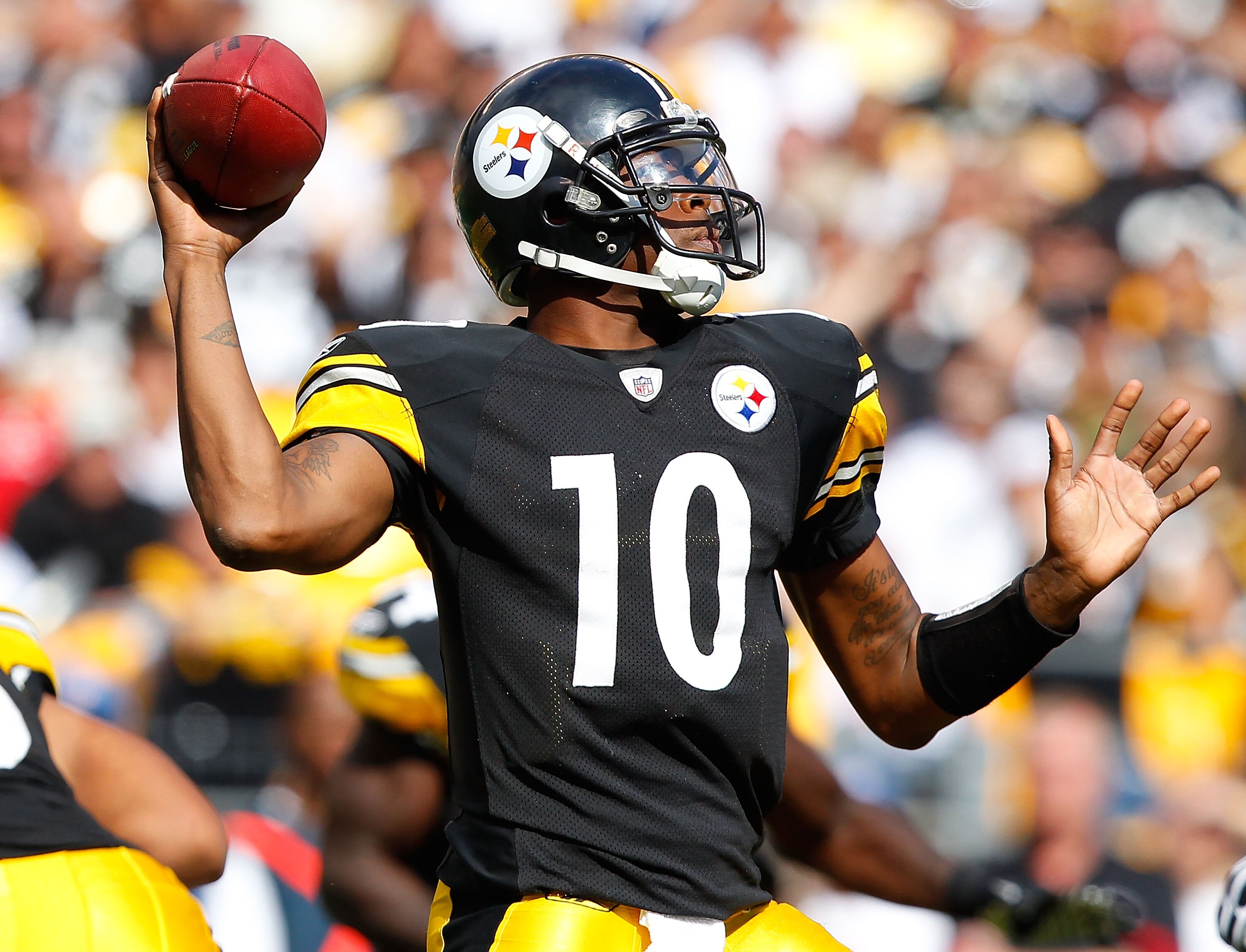 PITTSBURGH - SEPTEMBER 12:  Dennis Dixon #10 of the Pittsburgh Steelers drops back to pass against the Atlanta Falcons during the NFL season opener game on September 12, 2010 at Heinz Field in Pittsburgh, Pennsylvania.  (Photo by Jared Wickerham/Getty Ima