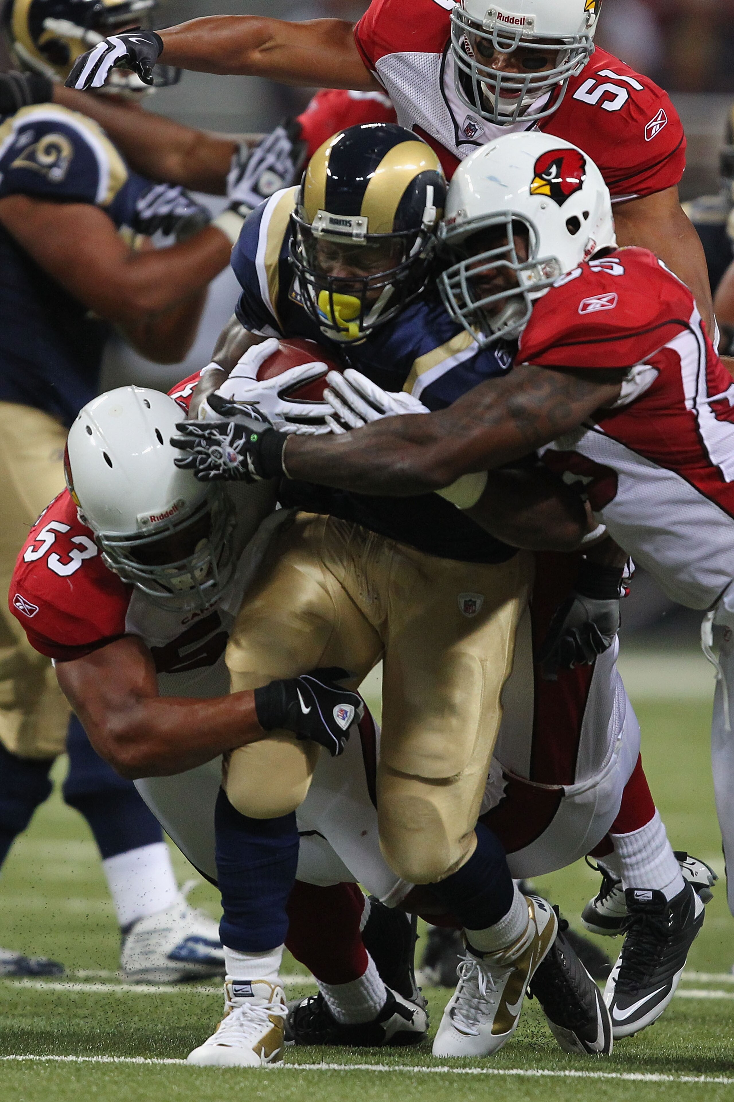 ST. LOUIS - SEPTEMBER 12: Steven Jackson #39 of the St. Louis Rams rushes against the Arizona Cardinals during the NFL season opener at the Edward Jones Dome on September 12, 2010 in St. Louis, Missouri.  The Cardinals beat the Rams 17-13.  (Photo by Dili