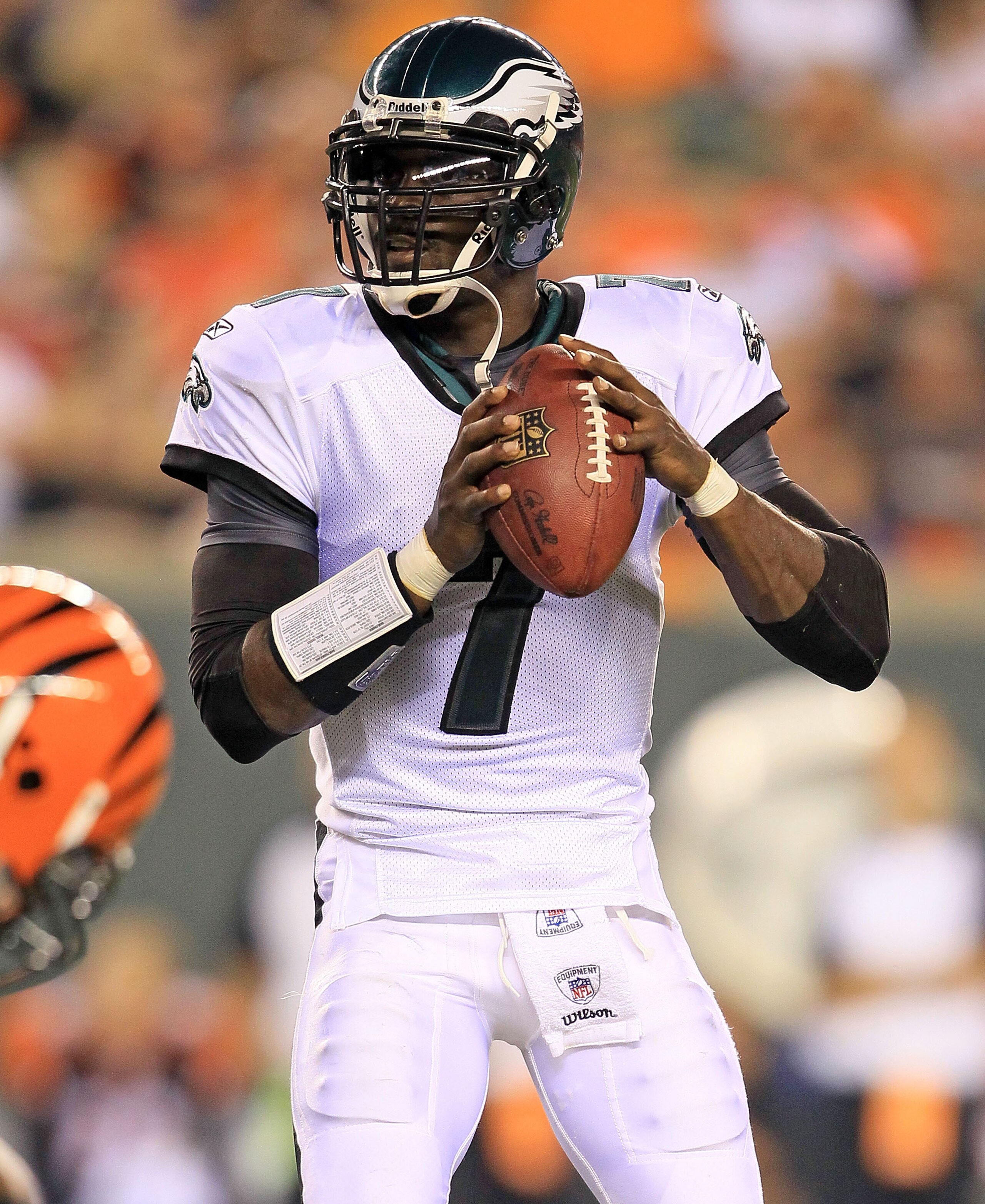 CINCINNATI - AUGUST 20:  Michael Vick #7 of the Philadelphia Eagles looks to throw the ball during the NFL preseason game against the Cincinnati Bengals at Paul Brown Stadium on August 20, 2010 in Cincinnati, Ohio.  (Photo by Andy Lyons/Getty Images)
