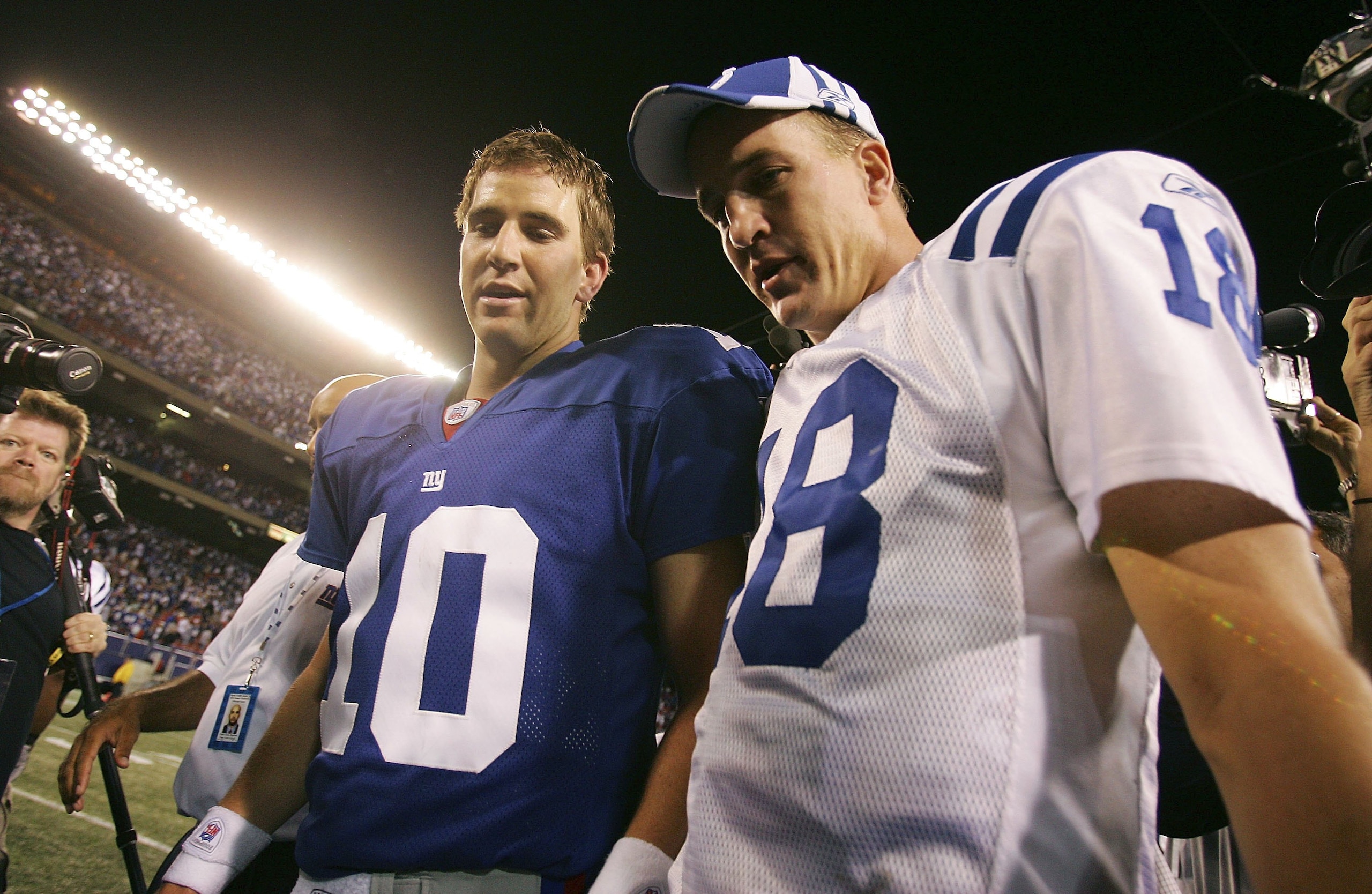 EAST RUTHERFORD, NJ - SEPTEMBER 10:  Quarterback Eli Manning #10 of the New York Giants (L) congratulates his brother quarterback Peyton Manning #18 of the Indianapolis Colts on his 26-21 victory on September 10, 2006 at Giants Stadium in East Rutherford,