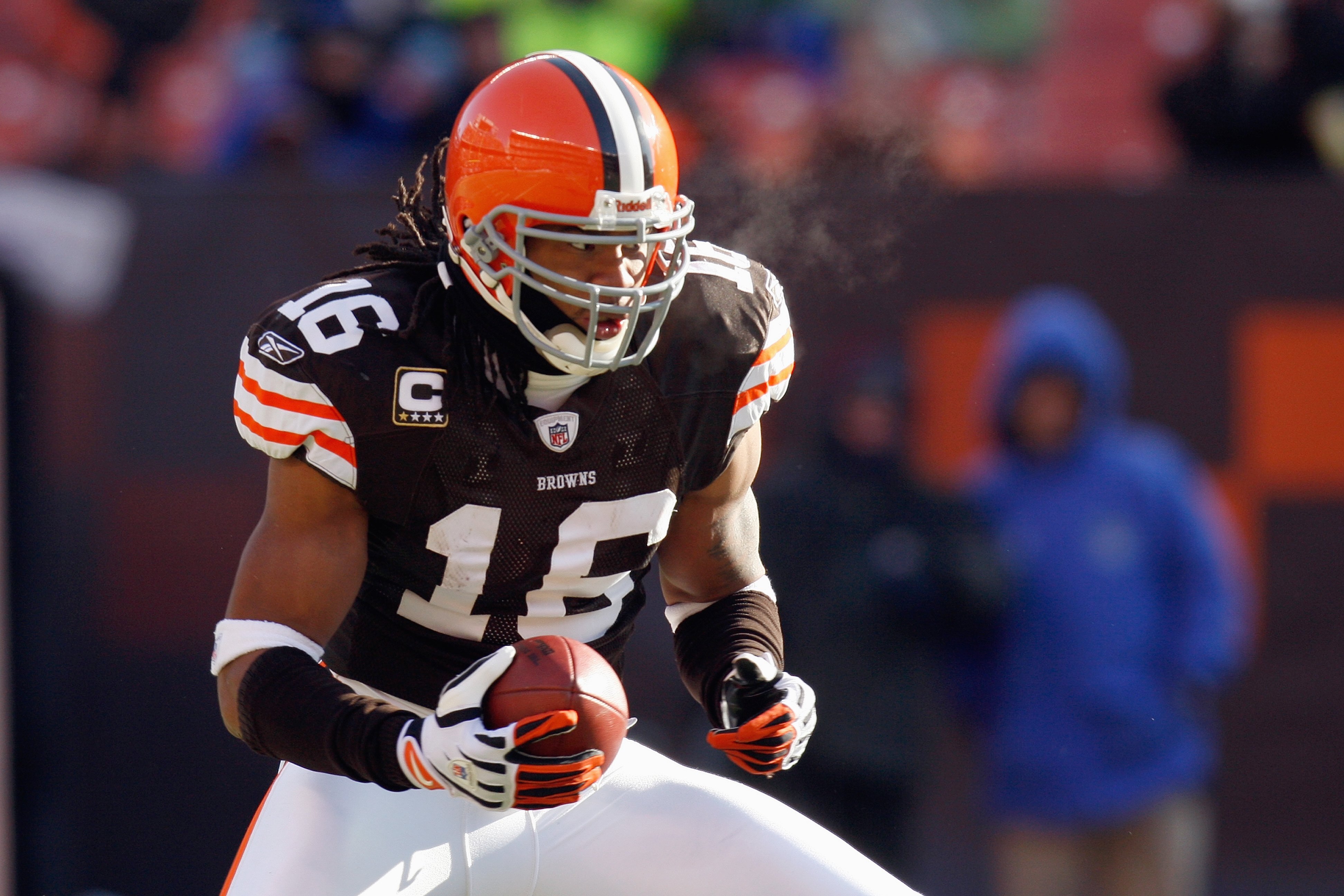CLEVELAND - DECEMBER 21:  Joshua Cribbs #16 of the Cleveland Browns carries the ball during the game against the Cincinnatti Bengals on December 21, 2008 at Cleveland Browns Stadium in Cleveland, Ohio. (Photo by: Gregory Shamus/Getty Images)