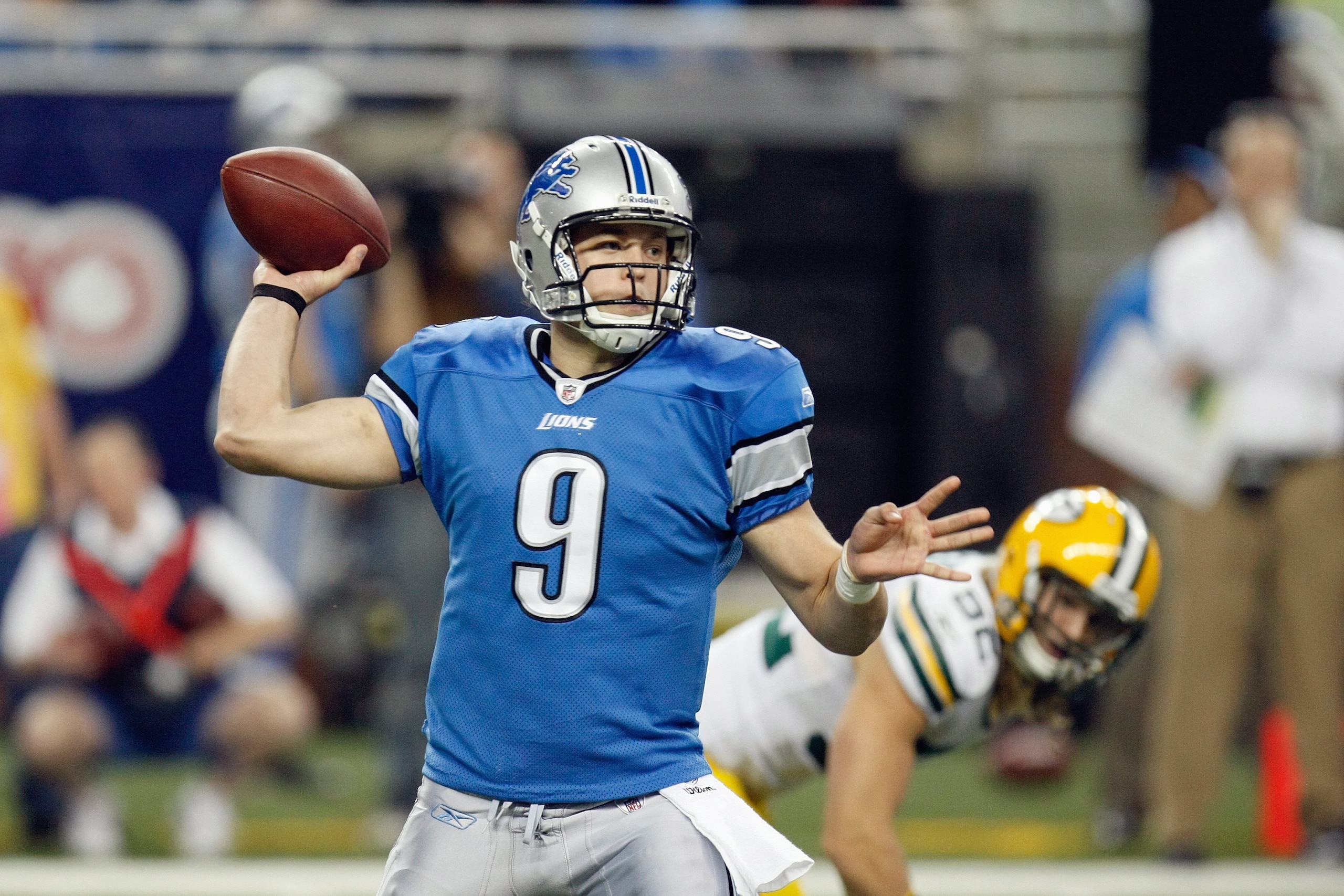 DETROIT , MI - NOVEMBER 26:  Matthew Stafford #9 of the Detroit Lions throws a first quarter pass while playing the Green Bay Packers on November 26, 2009 at Ford Field in Detroit, Michigan.  (Photo by Gregory Shamus/Getty Images)