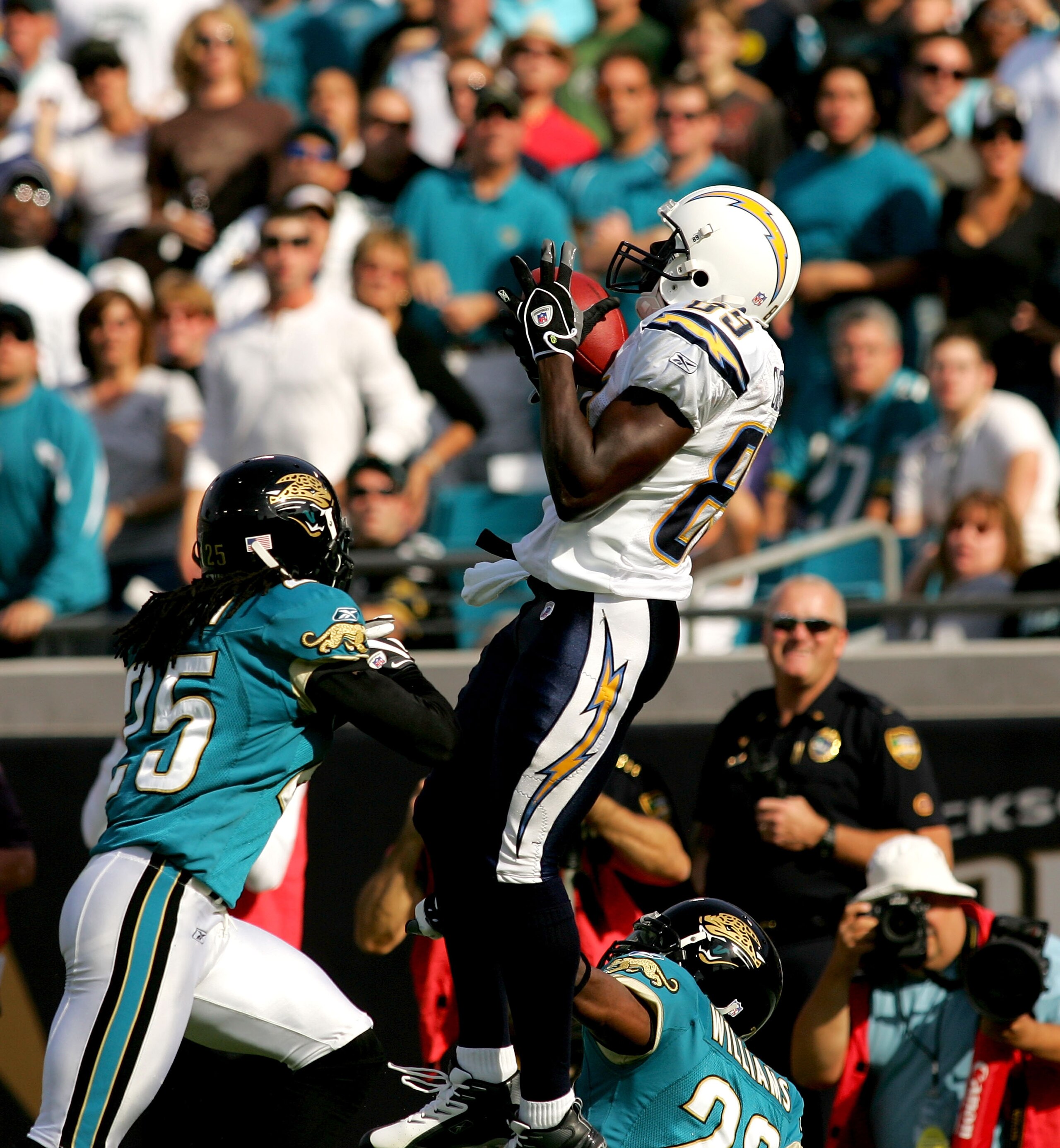 JACKSONVILLE, FL - NOVEMBER 18:  Antonio Gates #85 of the San Diego Chargers catches a pass over Reggie Nelson #25 of the Jacksonville Jaguars at Jacksonville Municipal Stadium on November 18, 2007 in Jacksonville, Florida. (Photo by Sam Greenwood/Getty I