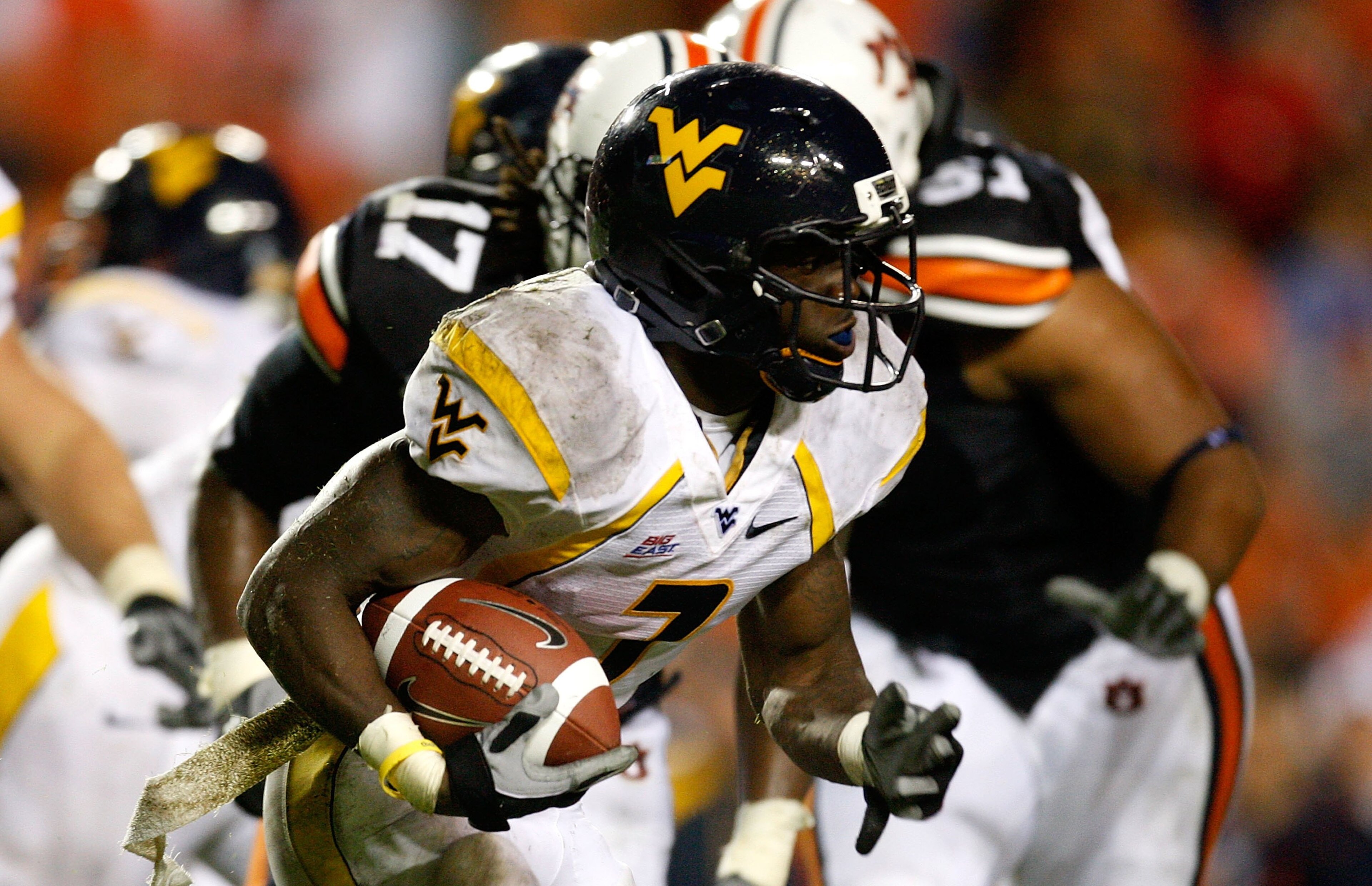 AUBURN, AL - SEPTEMBER 19:  Noel Devine #7 of the West Virginia Mountaineers against the Auburn Tigers at Jordan-Hare Stadium on September 19, 2009 in Auburn, Alabama.  (Photo by Kevin C. Cox/Getty Images)