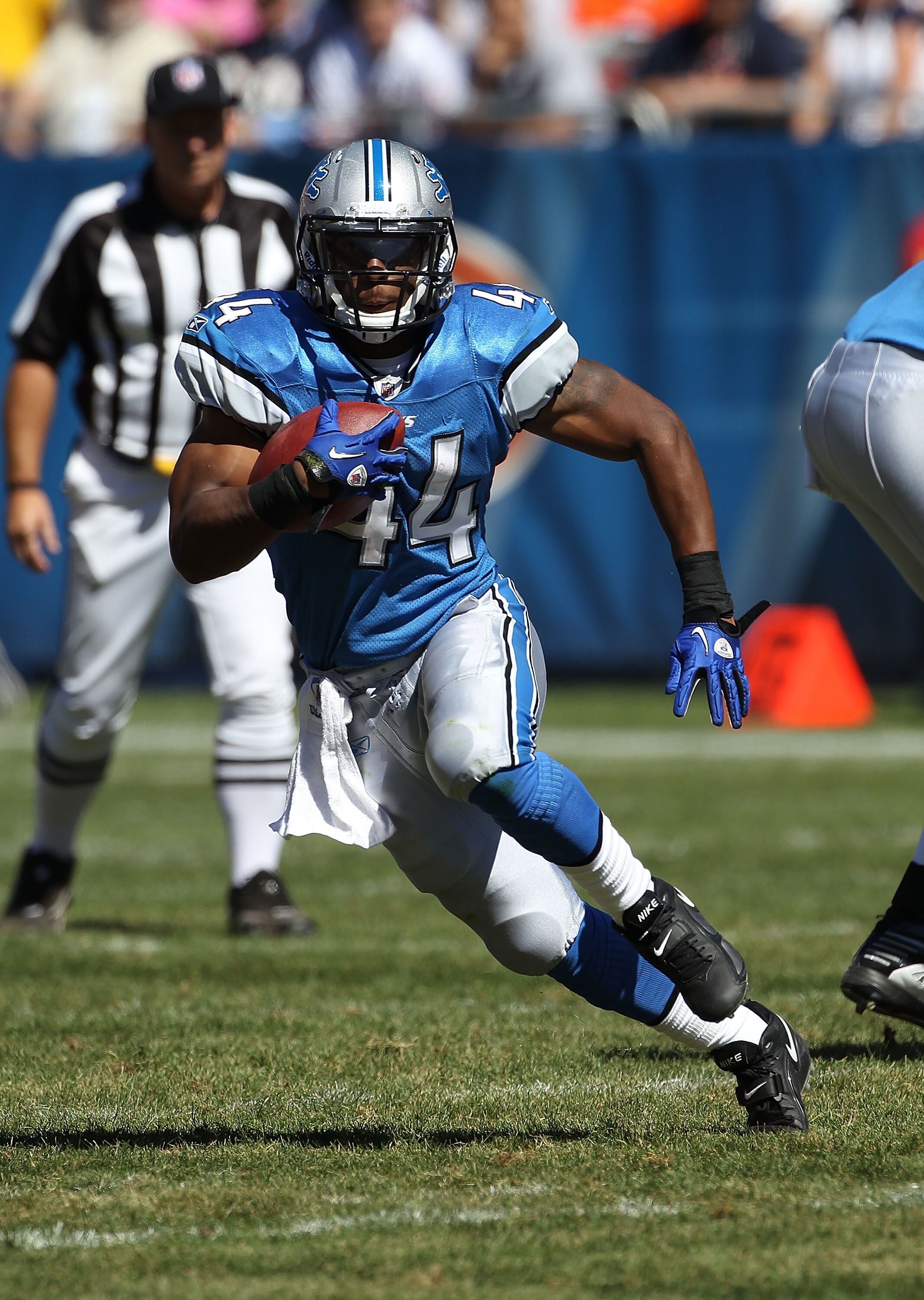 CHICAGO - SEPTEMBER 12: Jahvid Best #44 of the Detroit Lions runs against the Chicago Bears during the NFL season opening game at Soldier Field on September 12, 2010 in Chicago, Illinois. The Bears defeated the Lions 19-14. (Photo by Jonathan Daniel/Getty