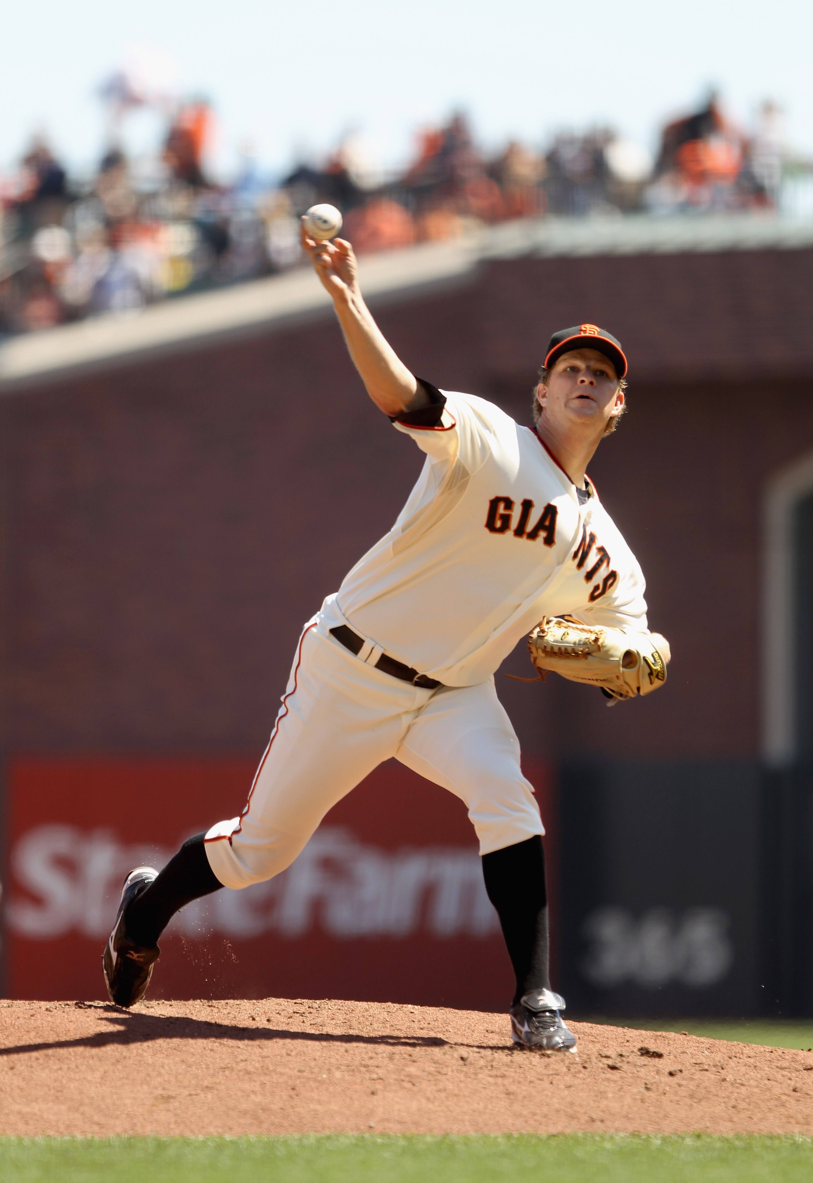 SAN FRANCISCO - AUGUST 29:  Matt Cain #18 of the San Francisco Giants pitches against the Arizona Diamondbacks at AT&T Park on August 29, 2010 in San Francisco, California.  (Photo by Ezra Shaw/Getty Images)