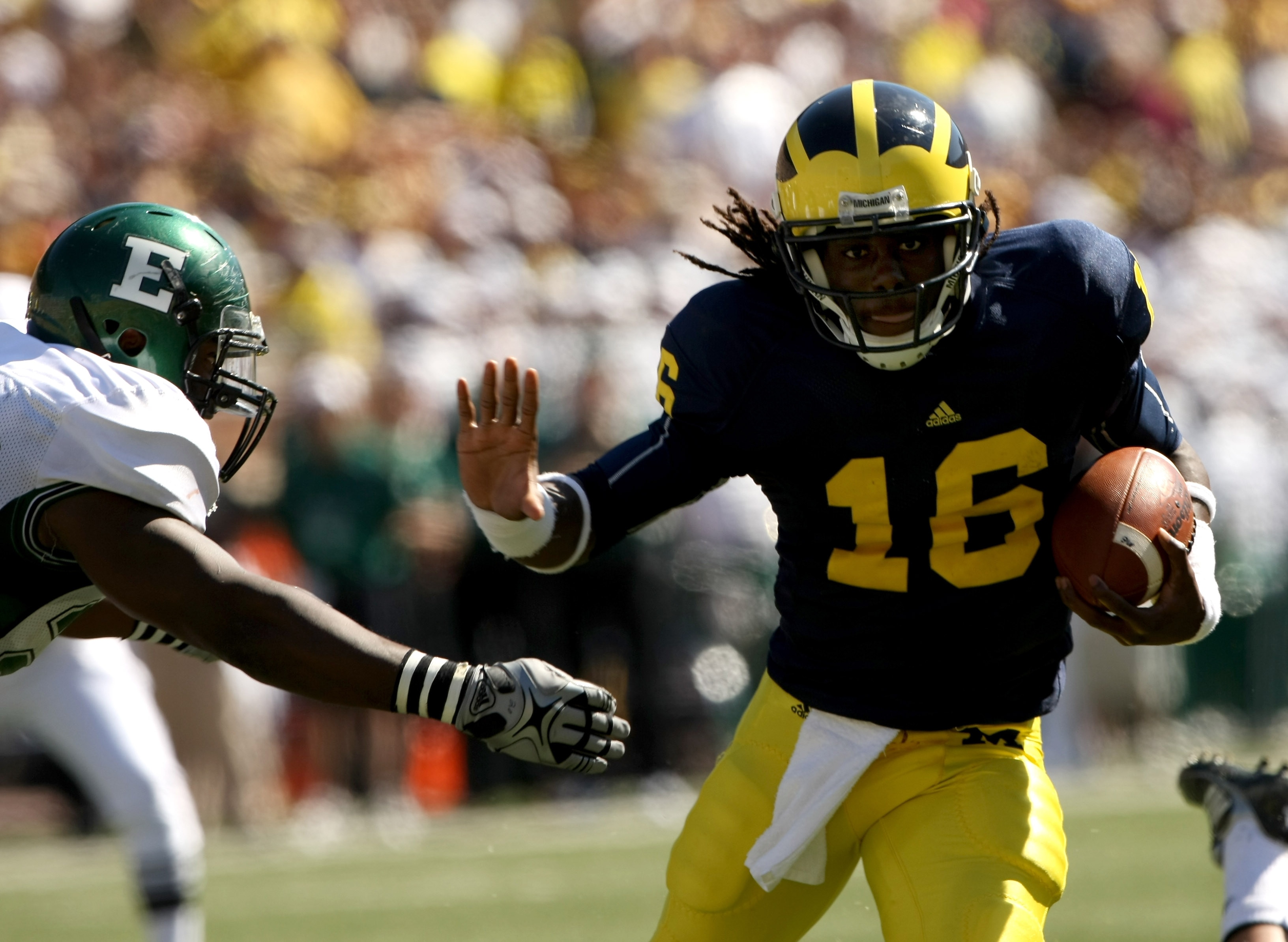 ANN ARBOR, MI - SEPTEMBER 19:  Quarterback Denard Robinson #16 of the Michigan Wolverines carries the ball on a 13 yard touchdown run in the fourth quarter against the Eastern Michigan Eagles at Michigan Stadium on September 19, 2009 in Ann Arbor, Michiga
