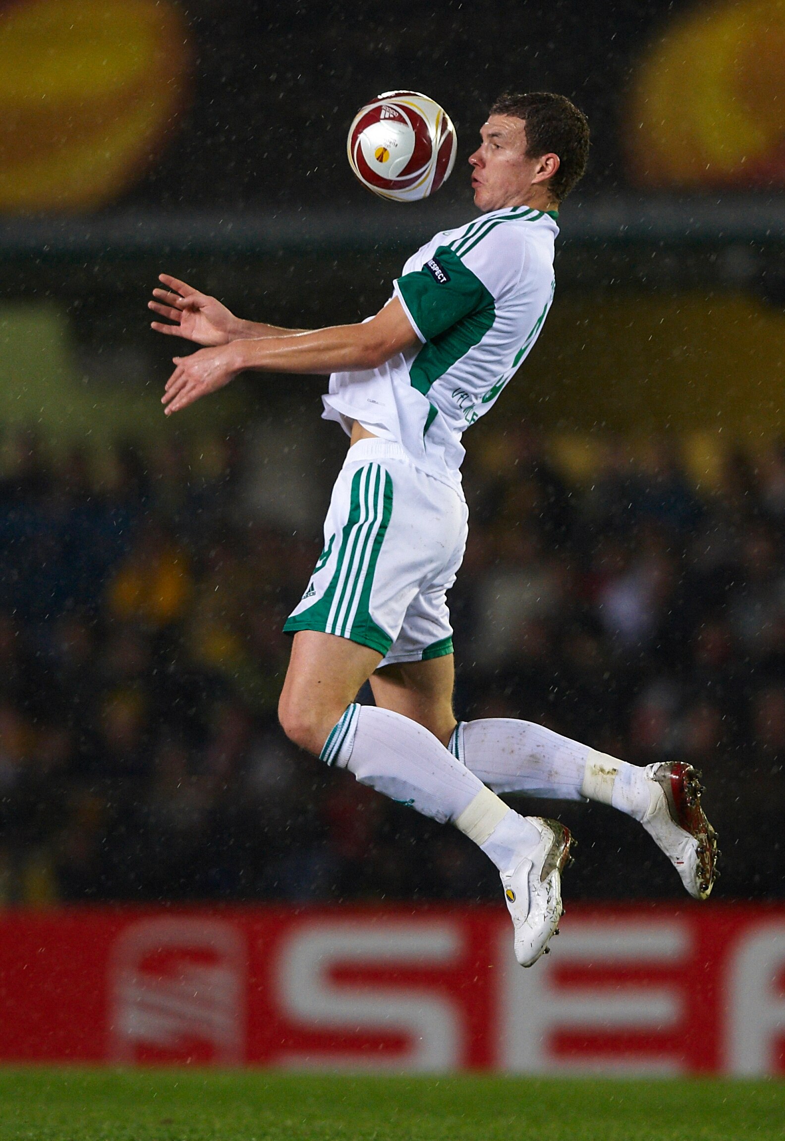 VILLARREAL, SPAIN - FEBRUARY 18:  Edin Dzeko of Wolfsburg in action during the UEFA Europa League football match between Villarreal CF and VFL Wolfsburg at El Madrigal stadium on February 18, 2010 in Villarreal, Spain. Villarreal and Wolfsburg tie 2-2.  (