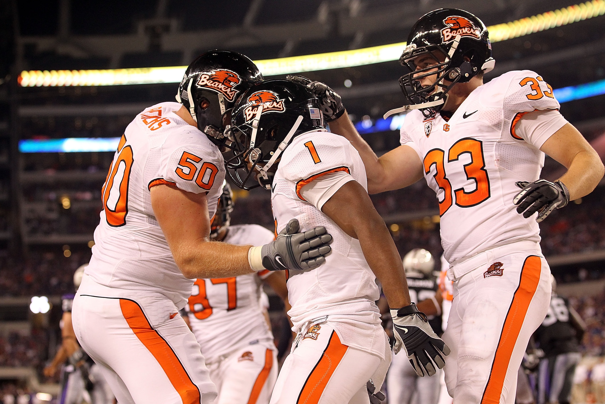 ARLINGTON, TX - SEPTEMBER 04:  (L-R) Mike Remmers #50, Jacquizz Rodgers #1 and Will Darkins #33 of the Oregon State Beavers at Cowboys Stadium on September 4, 2010 in Arlington, Texas.  (Photo by Ronald Martinez/Getty Images)