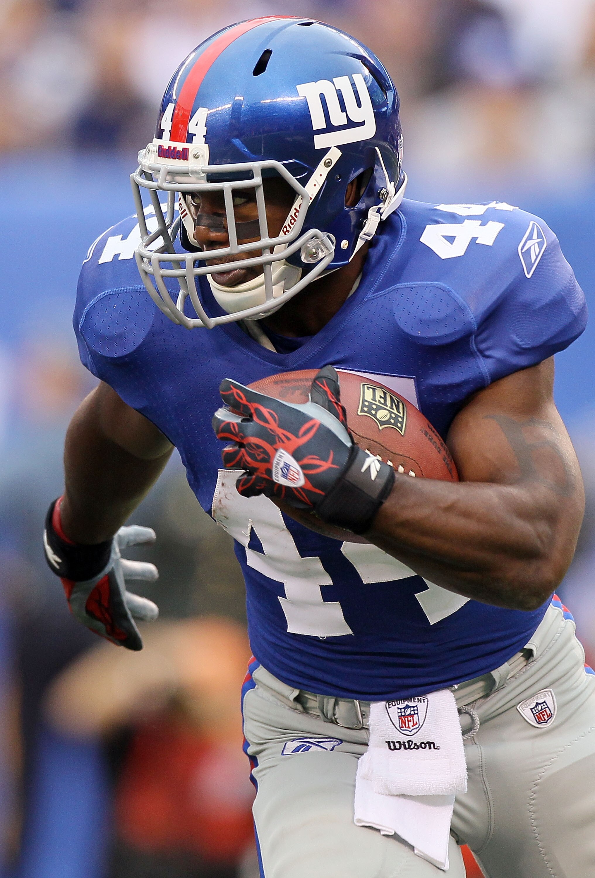 EAST RUTHERFORD, NJ - SEPTEMBER 12:  Ahmad Bradshaw #44 of the New York Giants runs the ball against the Carolina Panthers on September 12, 2010 at the New Meadowlands Stadium in East Rutherford, New Jersey.  (Photo by Jim McIsaac/Getty Images)