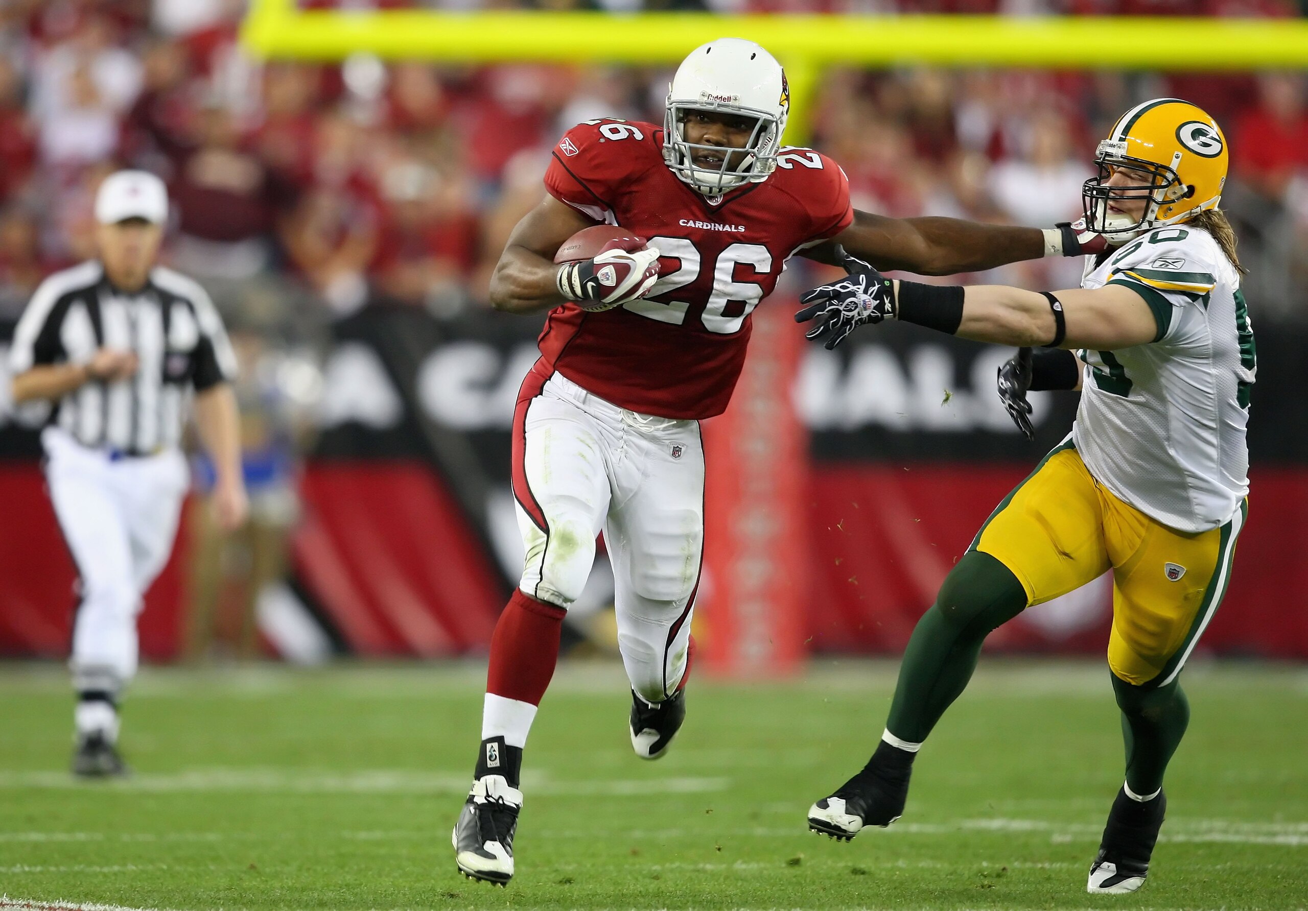 GLENDALE, AZ - JANUARY 10:  Runningback Beanie Wells #26 of the Arizona Cardinals rushes the football during the 2010 NFC wild-card playoff game against  the Green Bay Packers at the Universtity of Phoenix Stadium on January 10, 2010 in Glendale, Arizona.