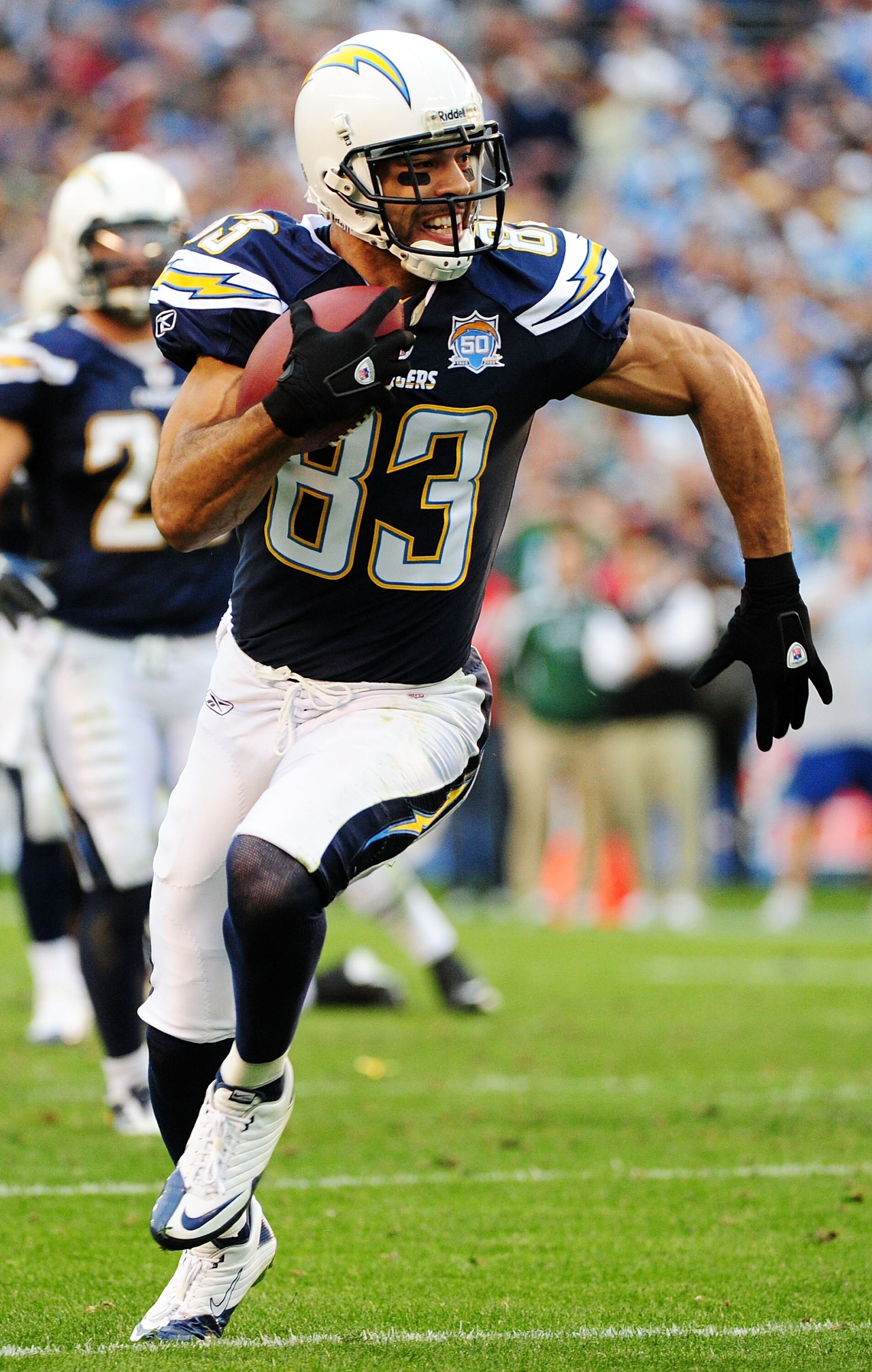 SAN DIEGO - JANUARY 17:  Wide receiver Vincent Jackson #83 of the San Diego Chargers runs with the ball after a catch against the New York Jets during  AFC Divisional Playoff Game at Qualcomm Stadium on January 17, 2010 in San Diego, California.  (Photo b