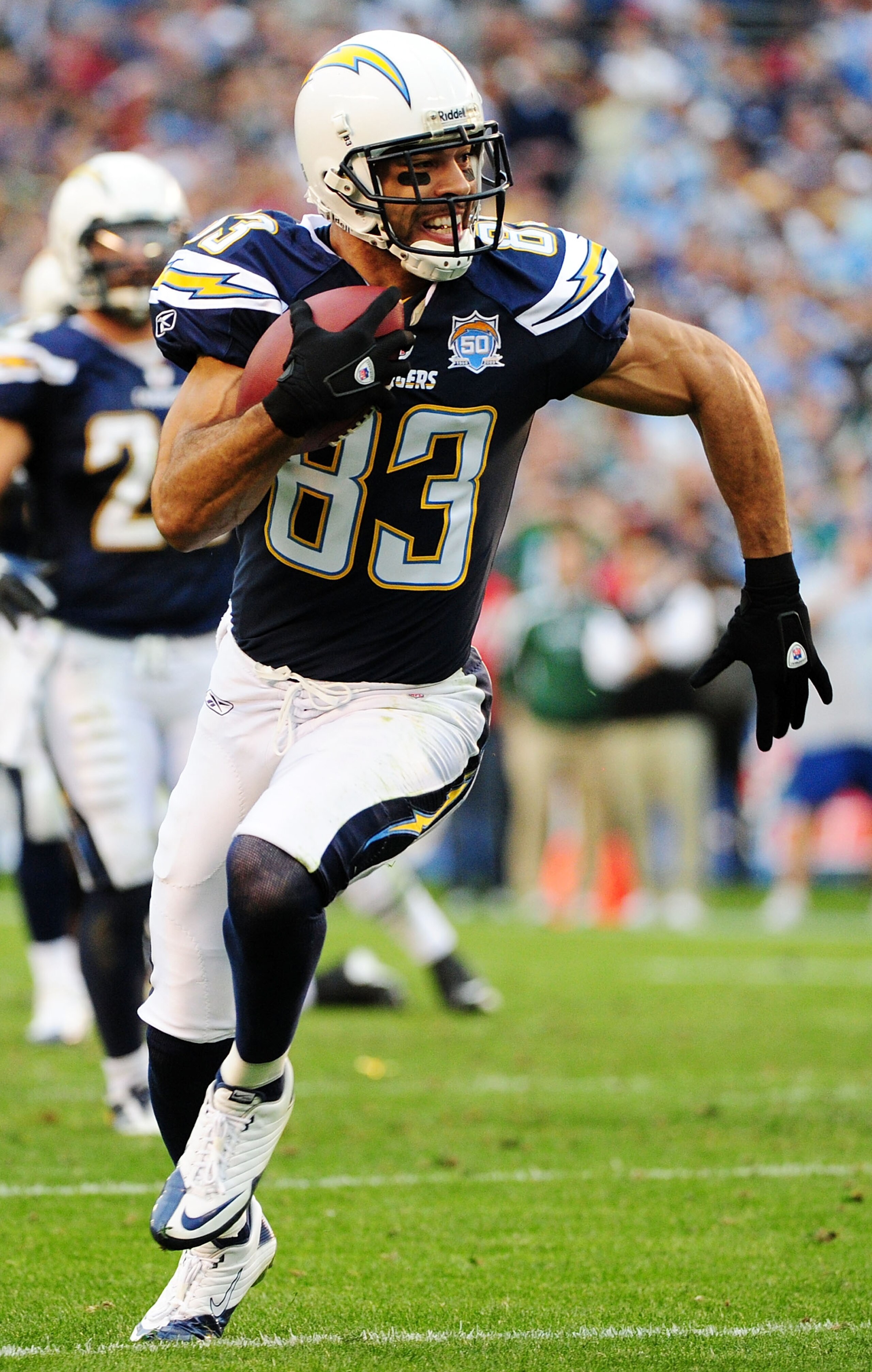 SAN DIEGO - JANUARY 17:  Wide receiver Vincent Jackson #83 of the San Diego Chargers runs with the ball after a catch against the New York Jets during  AFC Divisional Playoff Game at Qualcomm Stadium on January 17, 2010 in San Diego, California.  (Photo b