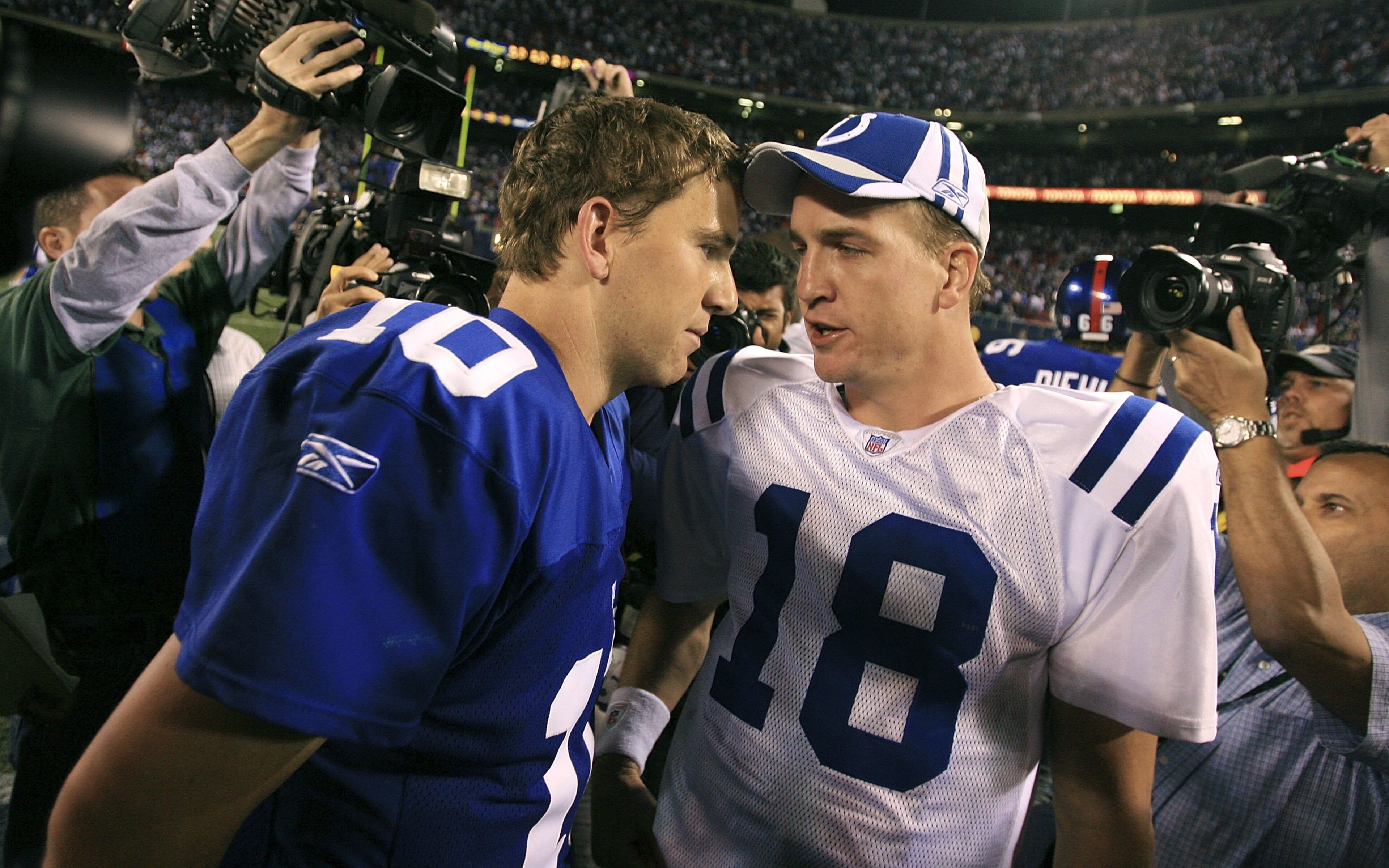 EAST RUTHERFORD, NJ - SEPTEMBER 10:  Quarterback Eli Manning #10 of the New York Giants (L) congratulates his brother quarterback Peyton Manning #18 of the Indianapolis Colts on his 26-21 victory on September 10, 2006 at Giants Stadium in East Rutherford,