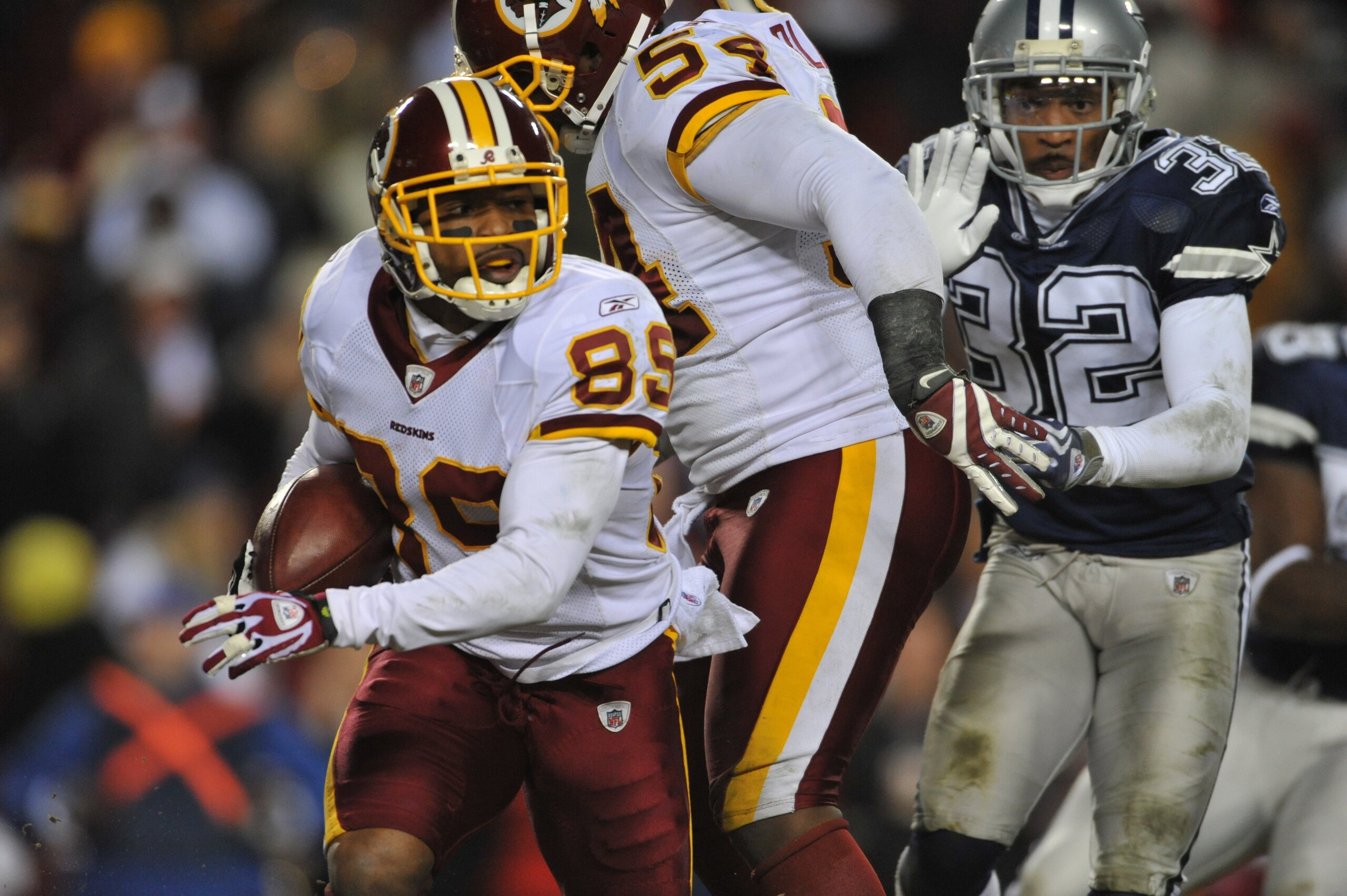 LANDOVER, MD - DECEMBER 27:  Santana Moss #89 of the Washington Redskins runs the ball during the game against the Dallas Cowboys at FedExField on December 27, 2009 in Landover, Maryland. The Cowboys defeated the Redskins 17-0. (Photo by Larry French/Gett