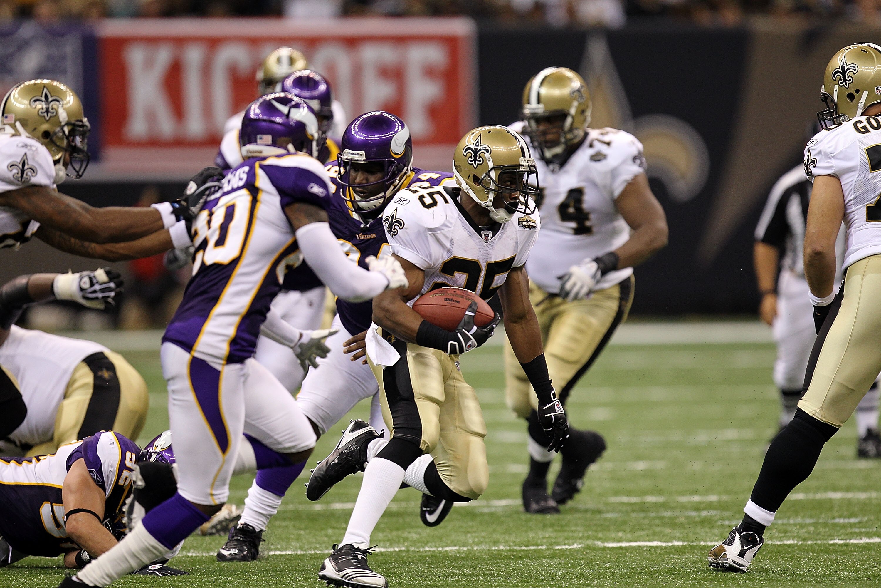 NEW ORLEANS - SEPTEMBER 09:  Running back Reggie Bush #25 of the New Orleans Saints at Louisiana Superdome on September 9, 2010 in New Orleans, Louisiana.  (Photo by Ronald Martinez/Getty Images)