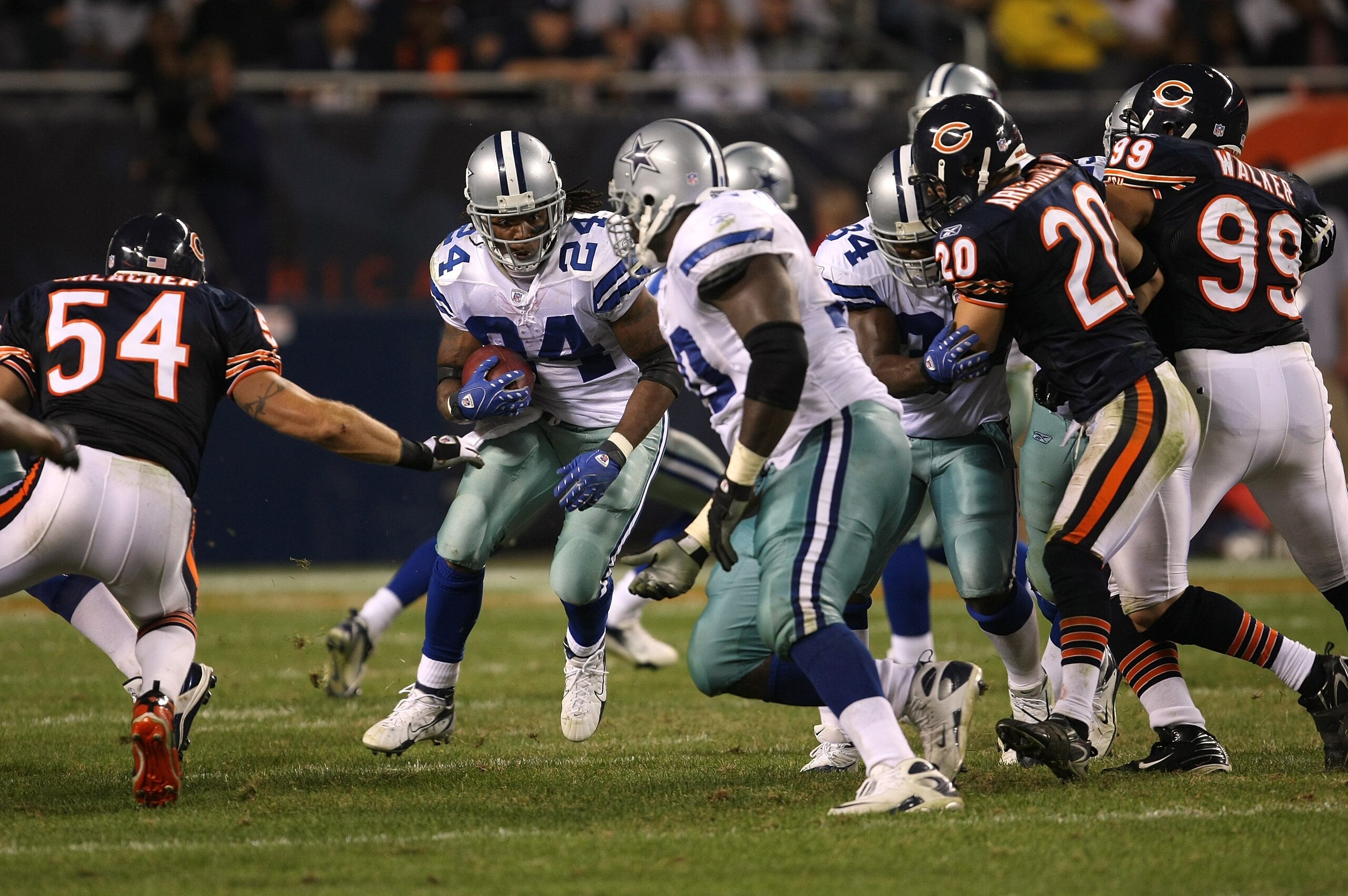 CHICAGO - SEPTEMBER 23:  Marion Barber #24 of the Dallas Cowboys runs the ball against the Chicago Bears at Soldier Field on September 23, 2007 in Chicago, Illinois. The Cowboys won 34-10. (Photo by Jonathan Daniel/Getty Images)