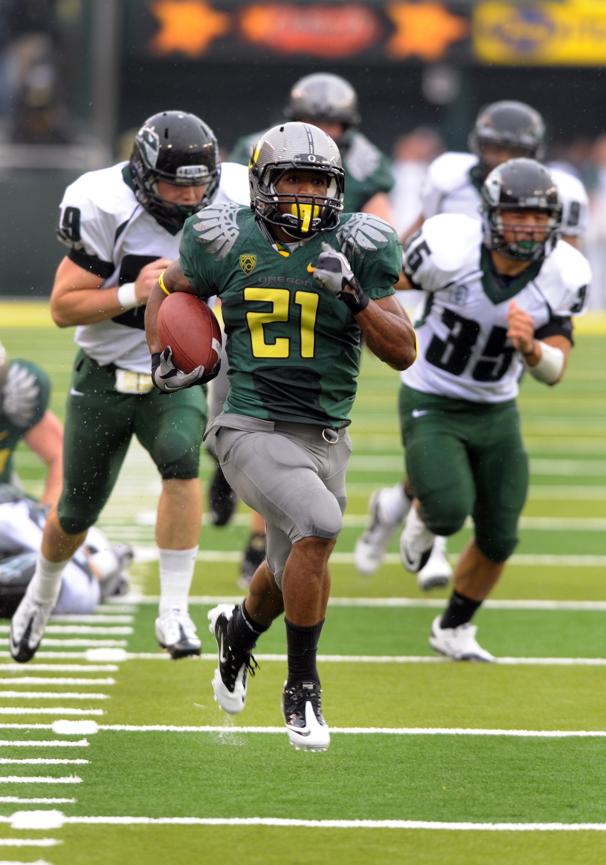 EUGENE, OR - SEPTEMBER 18: Running back LaMichael James #21of the Oregon Ducks heads to the end zone for a touchdown as defensive end Jack Forbes #99 and linebacker Kevin Takeno #35 of the Portland State Vikings give chase in the second quarter of the gam