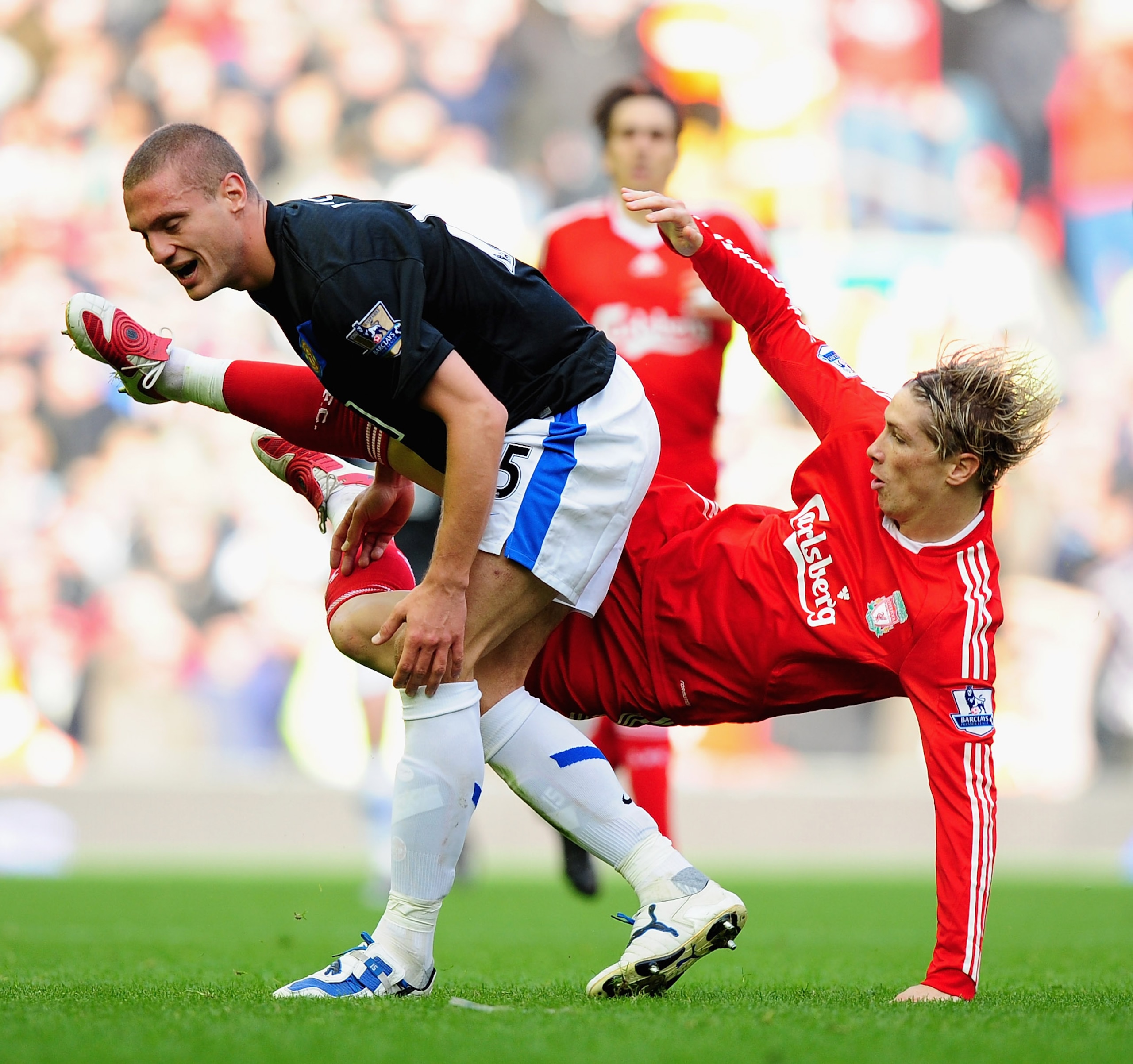 LIVERPOOL, ENGLAND - OCTOBER 25:  Nemanja Vidic of Manchester United tangles with Fernando Torres of Liverpool during the Barclays Premier League match between Liverpool and Manchester United at Anfield on October 25, 2009 in Liverpool, England.  (Photo b