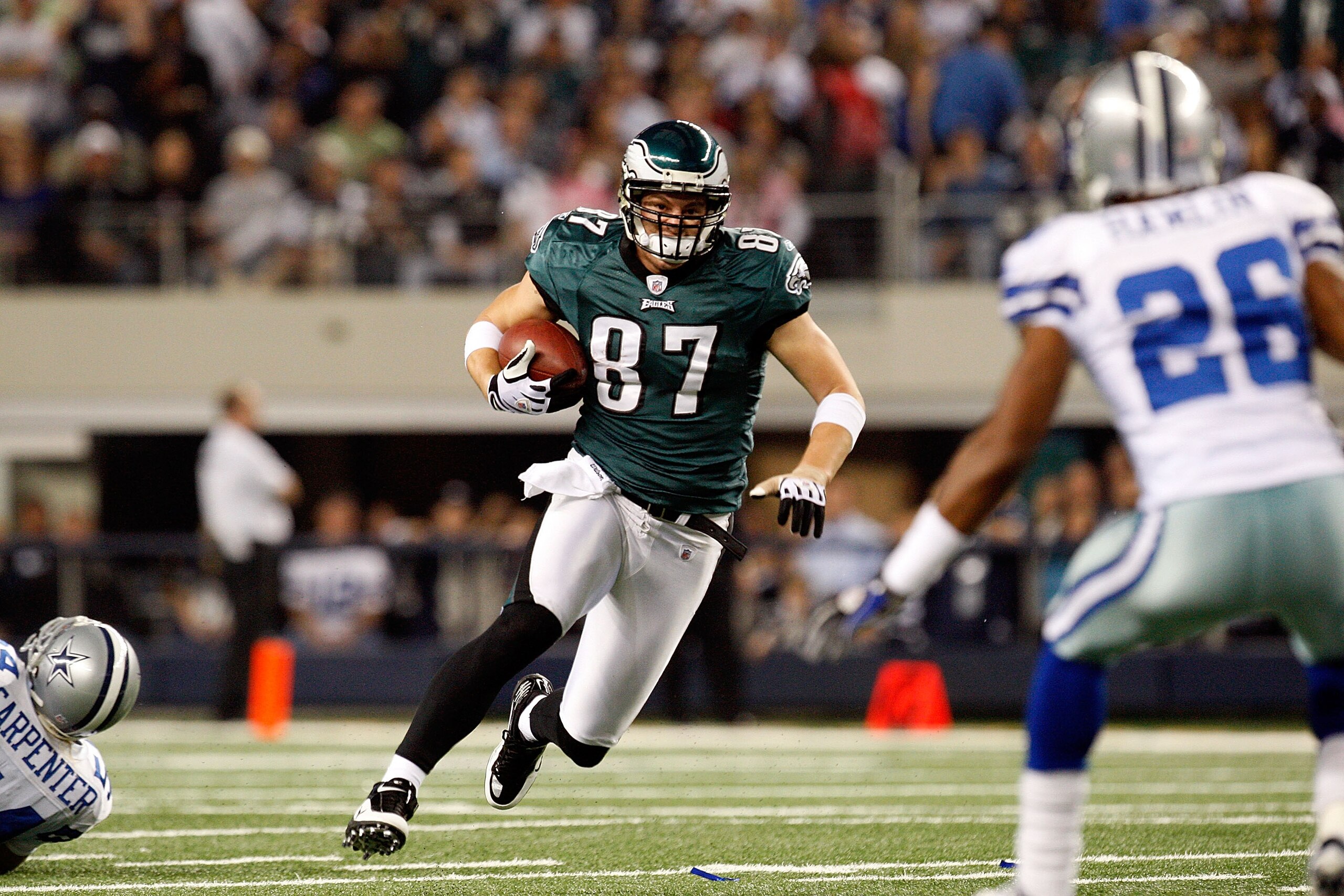 ARLINGTON, TX - JANUARY 03:  Tight end Brent Celek #87 of the Philadelphia Eagles runs the ball against the Dallas Cowboys at Cowboys Stadium on January 3, 2010 in Arlington, Texas.  (Photo by Ronald Martinez/Getty Images)