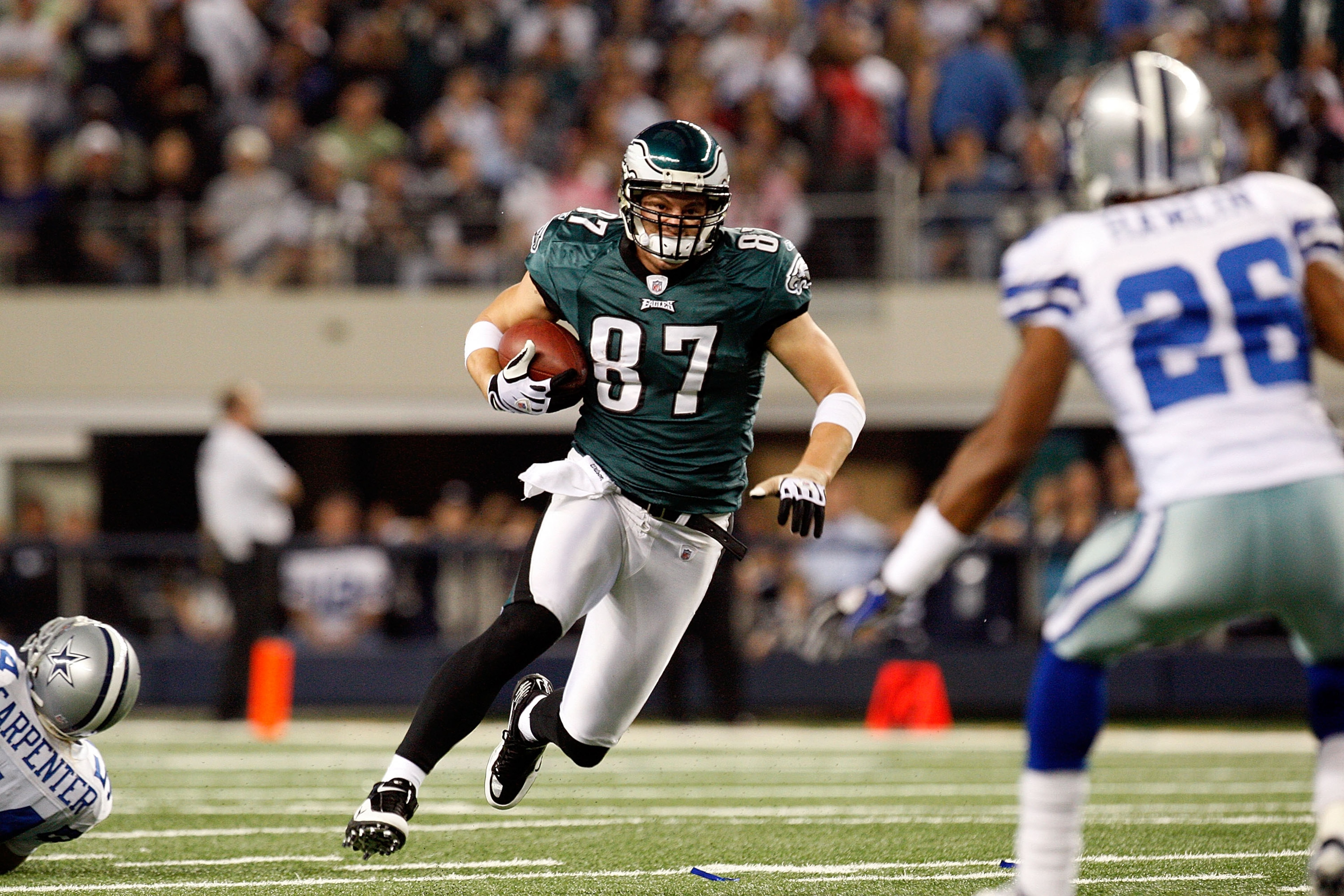 ARLINGTON, TX - JANUARY 03:  Tight end Brent Celek #87 of the Philadelphia Eagles runs the ball against the Dallas Cowboys at Cowboys Stadium on January 3, 2010 in Arlington, Texas.  (Photo by Ronald Martinez/Getty Images)