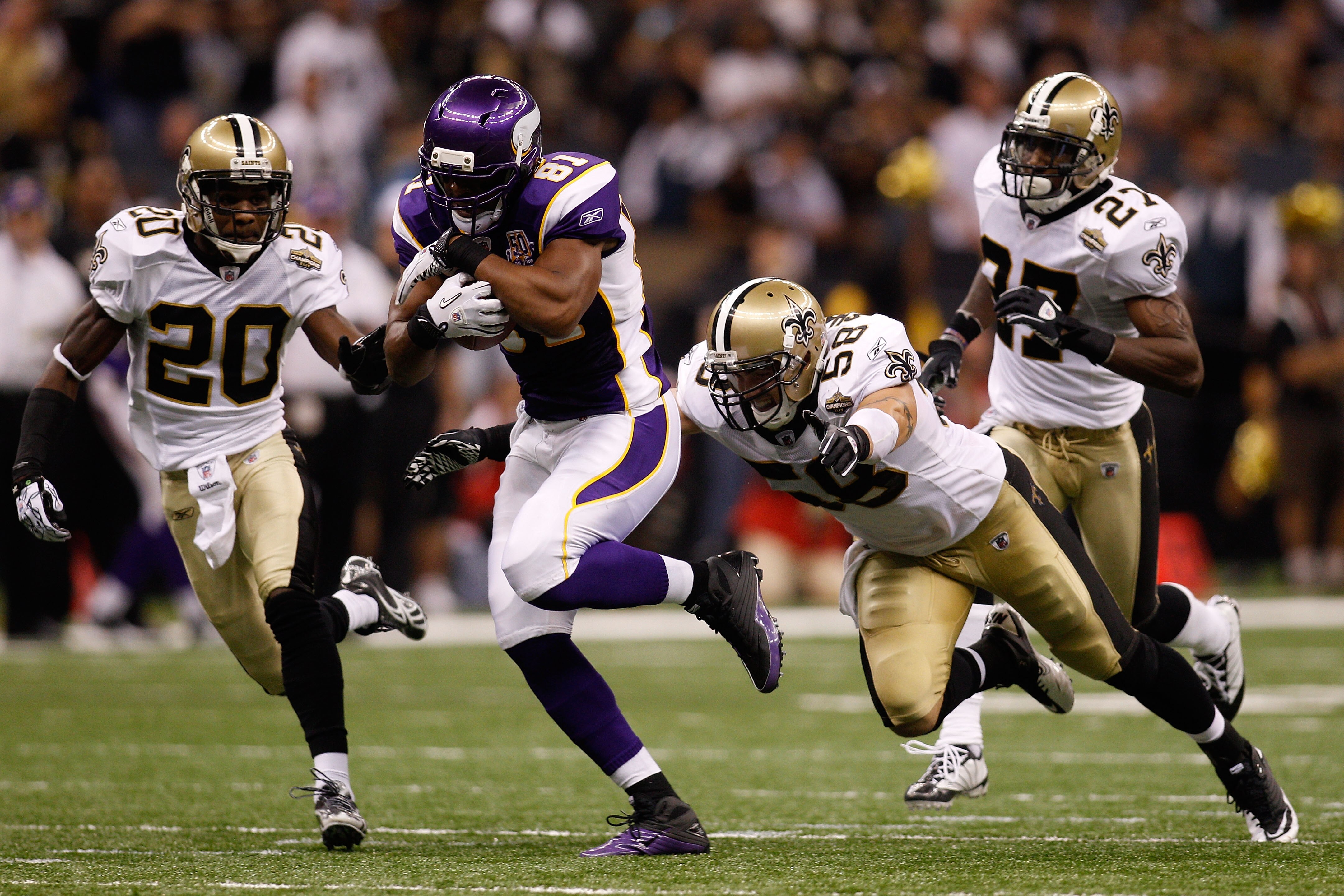 NEW ORLEANS - SEPTEMBER 09:  Visanthe Shiancoe #81 of the Minnesota Vikings runs for yards after the catch the New Orleans Saints at Louisiana Superdome on September 9, 2010 in New Orleans, Louisiana.  (Photo by Chris Graythen/Getty Images)