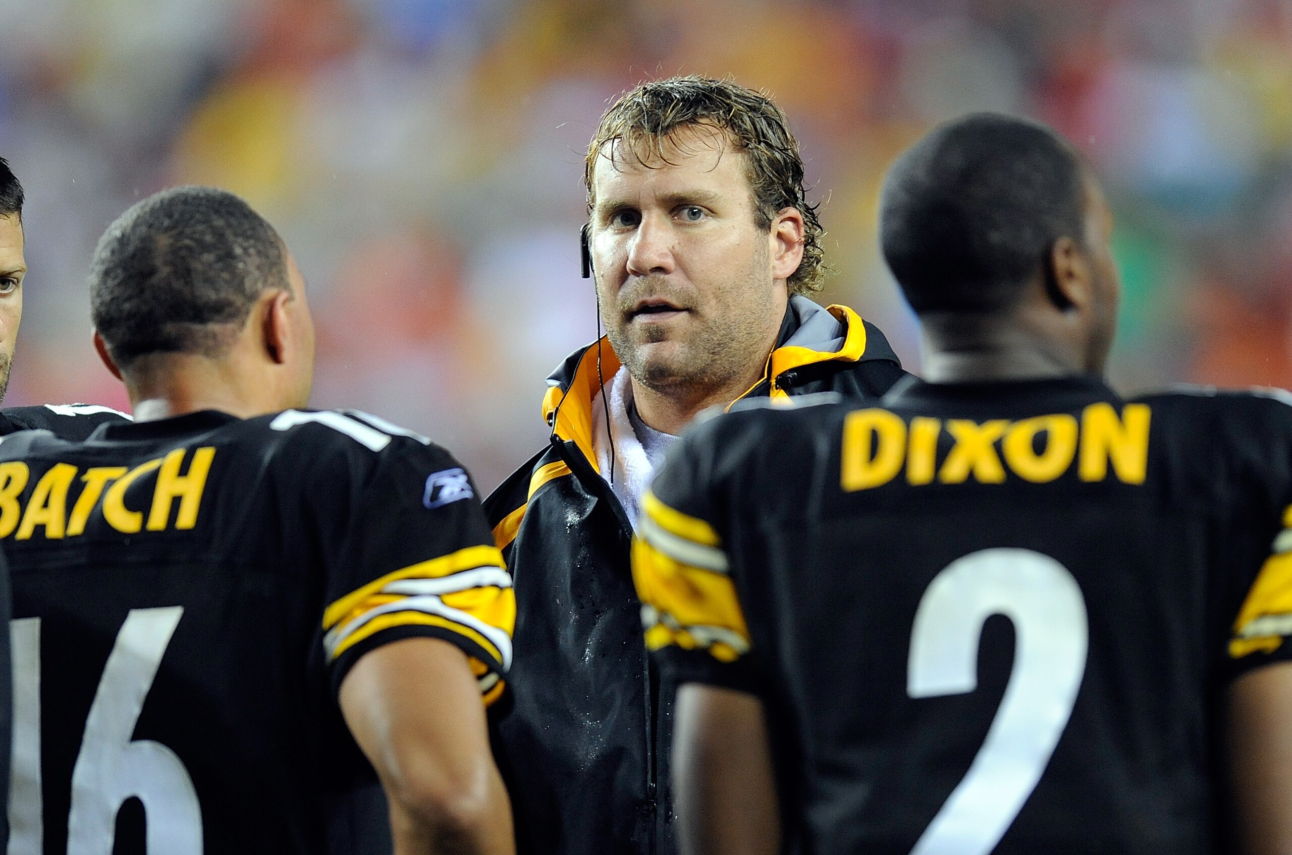 LANDOVER, MD - AUGUST 22:  Ben Roethlisberger #7 of the Pittsburgh Steelers talks to Charlie Batch #16 and Dennis Dixon #2 during the game against the Washington Redskins at Fed Ex Field on August 22, 2009 in Landover, Maryland.  (Photo by Greg Fiume/Gett