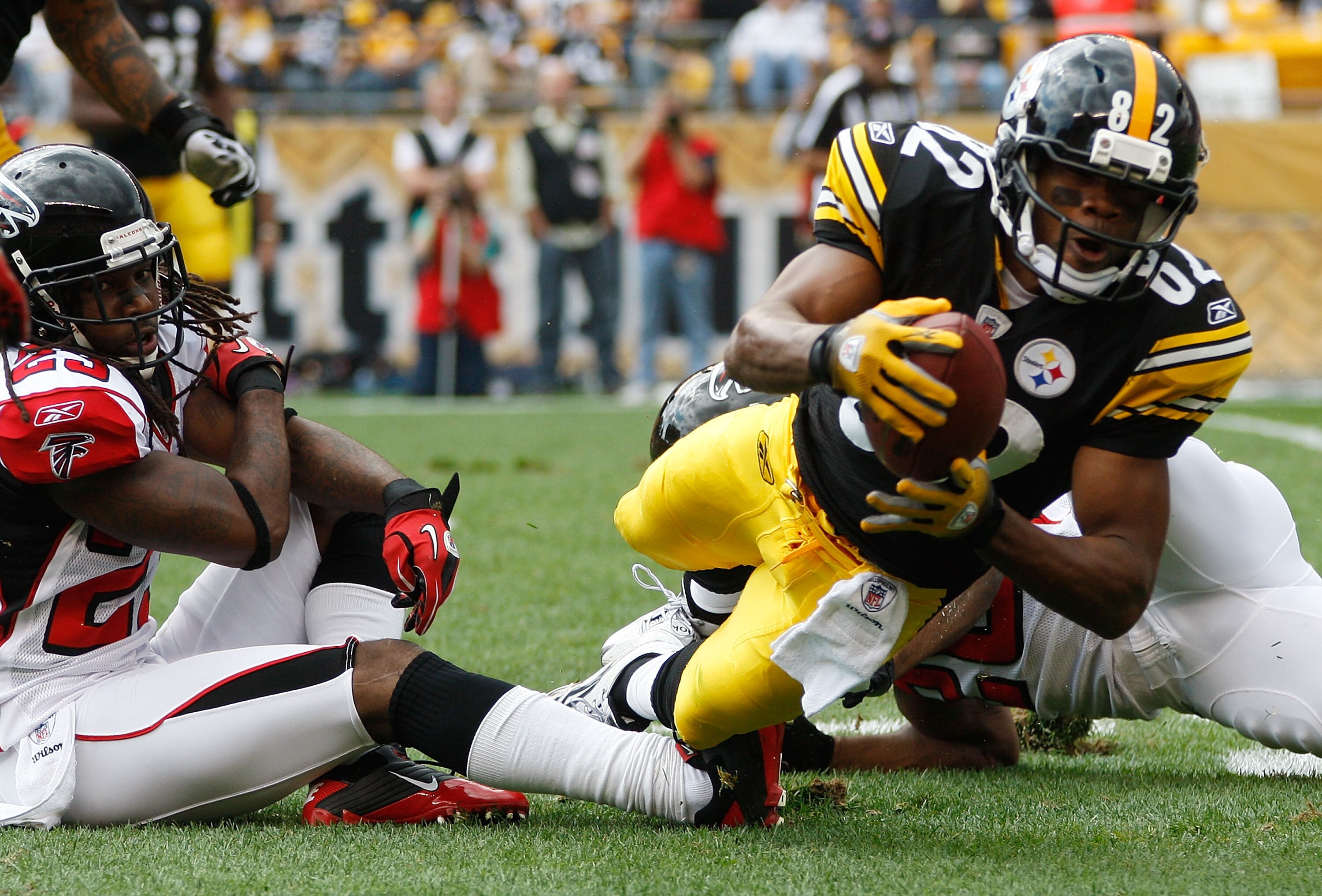 PITTSBURGH - SEPTEMBER 12:  Antwaan Randle El #82 of the Pittsburgh Steelers reaches for yardage after catching a pass against the Atlanta Falcons during the NFL season opener game on September 12, 2010 at Heinz Field in Pittsburgh, Pennsylvania.  (Photo 