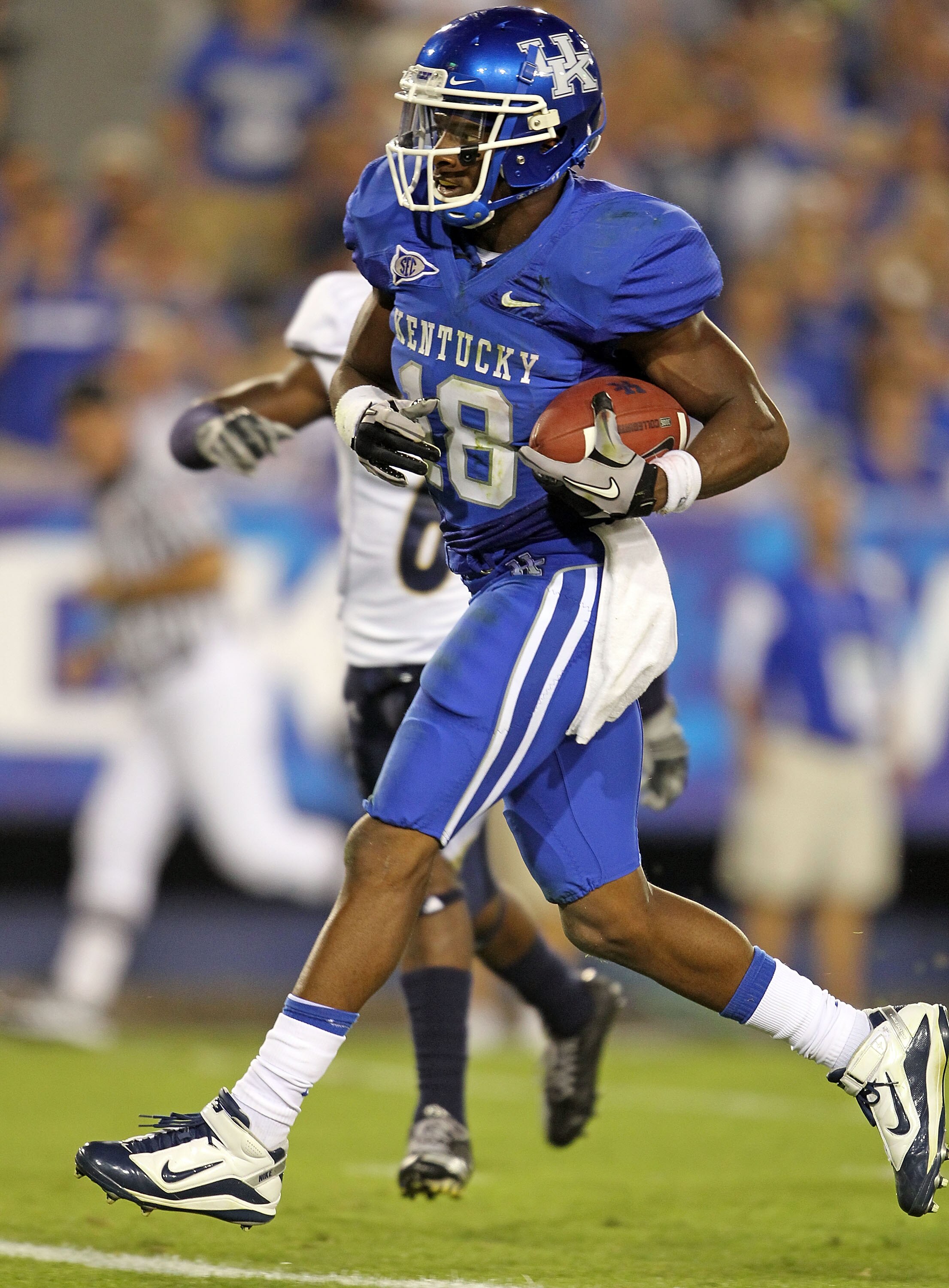 LEXINGTON, KY - SEPTEMBER 18:  Randall Cobb #18 of the Kentucky Wildcats scores a touchdown against the Akron Zips during the game  at Commonwealth Stadium on September 18, 2010 in Lexington, Kentucky.  (Photo by Andy Lyons/Getty Images)