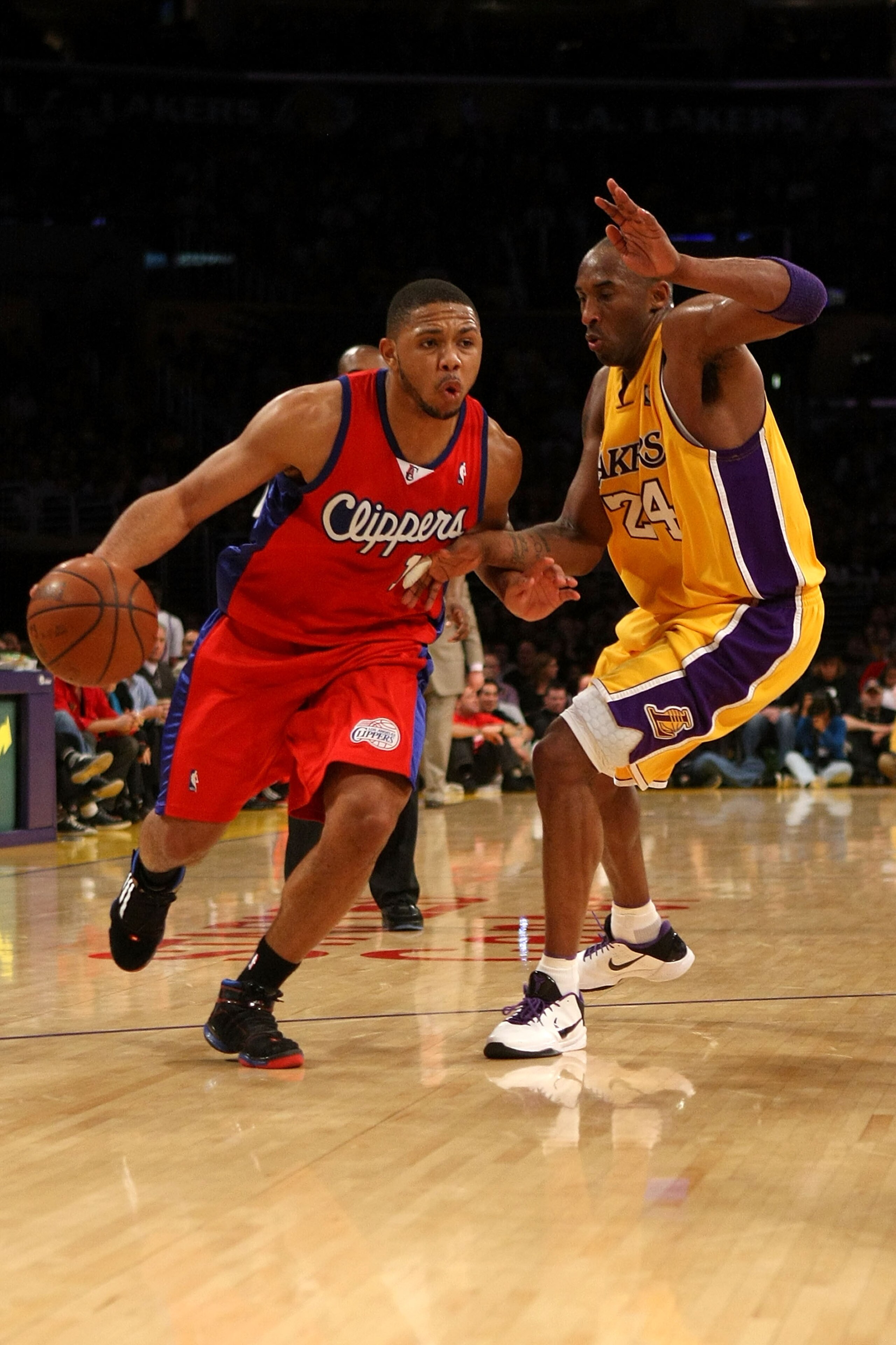 LOS ANGELES, CA - JANUARY 15:  Eric Gordon #10 of the Los Angeles Clippers drives against Kobe Bryant #24 of the Los Angeles Lakers in the third quarter during the game on January 15, 2010 at Staples Center in Los Angeles, California. NOTE TO USER: User e