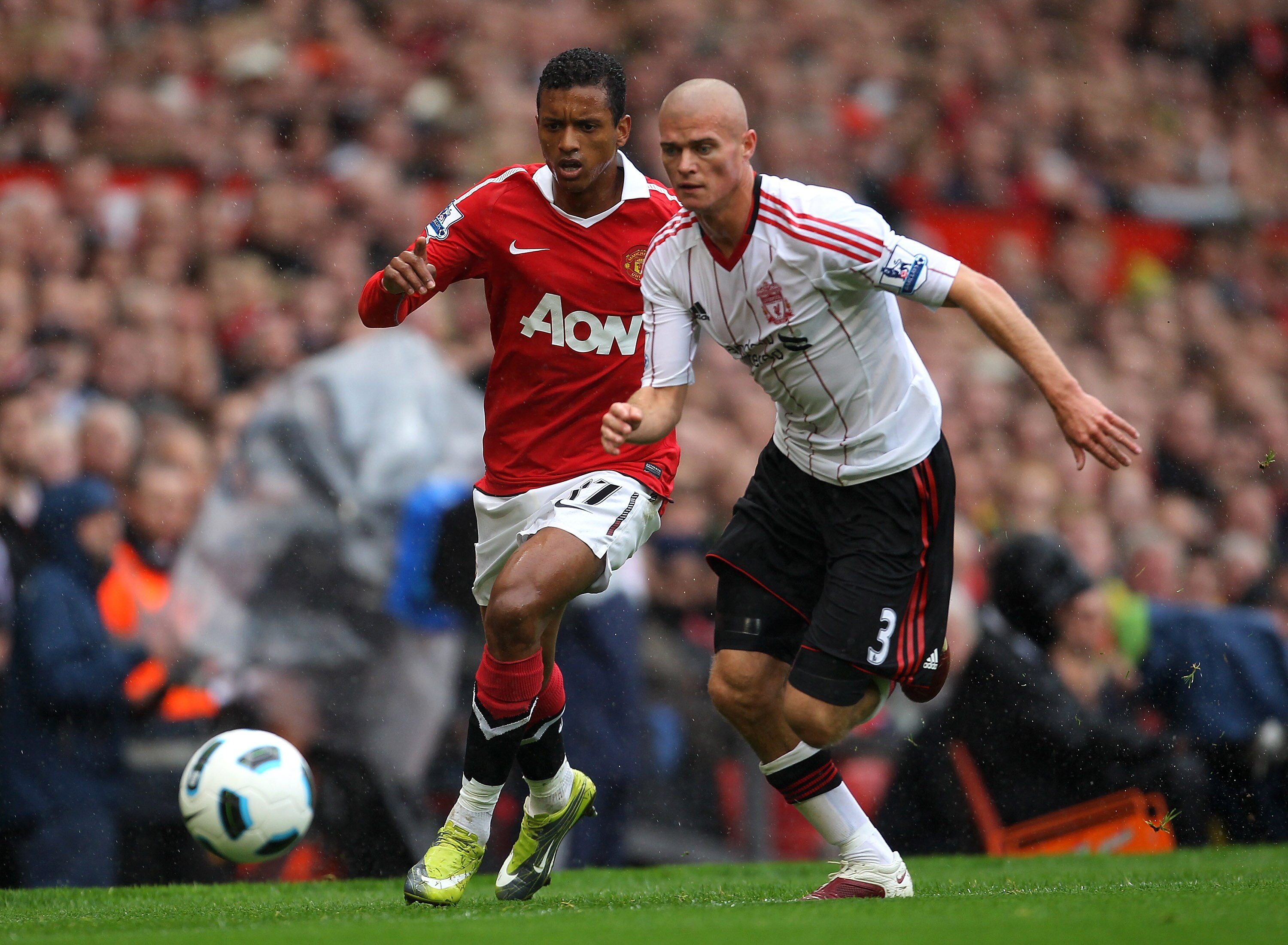 MANCHESTER, ENGLAND - SEPTEMBER 19: Nani of Manchester United tussles for posession with Paul Konchesky of Liverpool during the Barclays Premier League match between Manchester United and Liverpool at Old Trafford on September 19, 2010 in Manchester, En MANCHESTER, ENGLAND - SEPTEMBER 19: Nani of Manchester United tussles for posession with Paul Konchesky of Liverpool during the Barclays Premier League match between Manchester United and Liverpool at Old Trafford on September 19, 2010 in Manchester, En