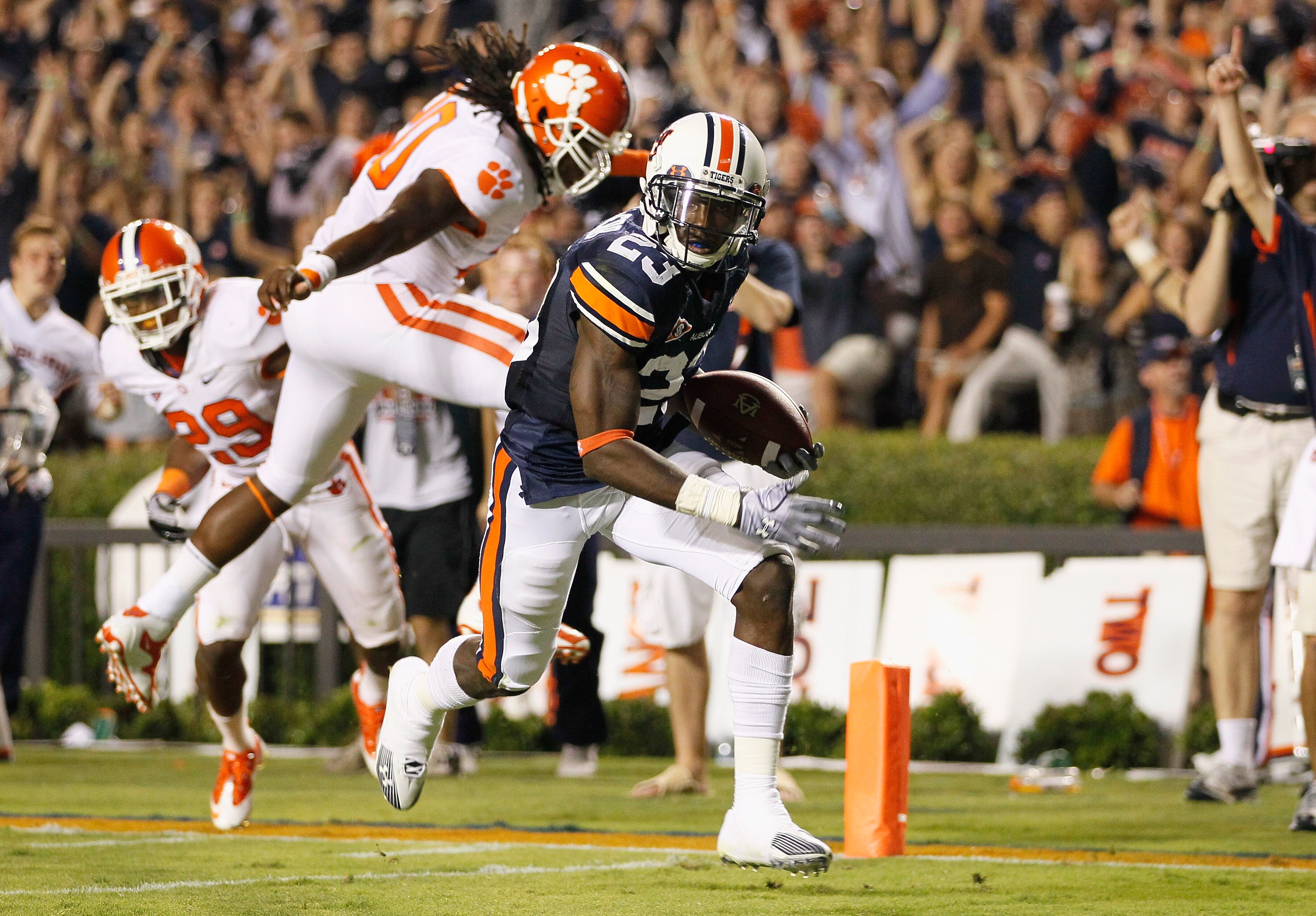 AUBURN, AL - SEPTEMBER 18:  Onterio McCalebb #23 of the Auburn Tigers scores a touchdown against the Clemson Tigers at Jordan-Hare Stadium on September 18, 2010 in Auburn, Alabama.  (Photo by Kevin C. Cox/Getty Images)