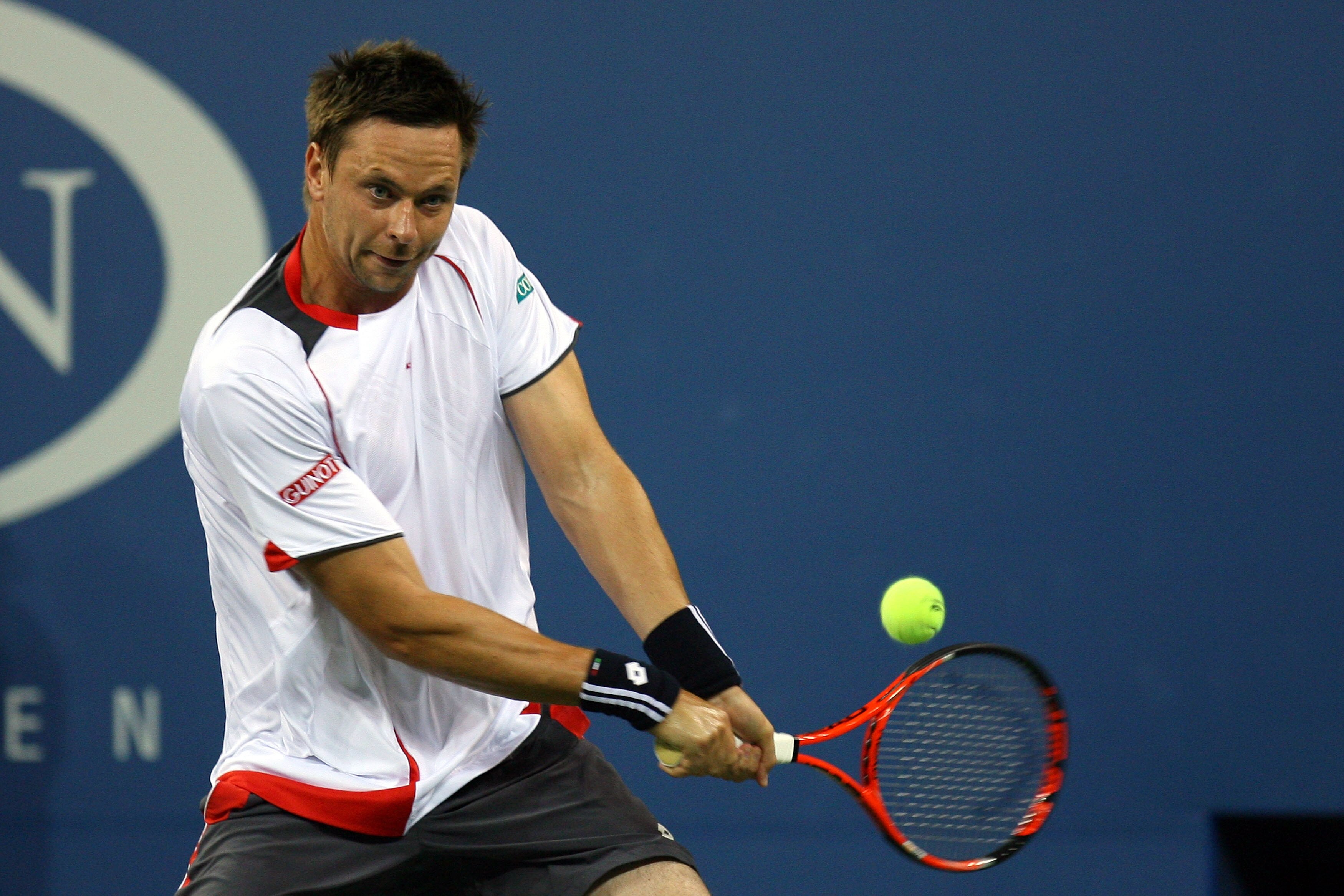 NEW YORK - SEPTEMBER 08:  Robin Soderling of Sweden returns a shot against Roger Federer of Switzerland during his men's singles quarterfinal match on day ten of the 2010 U.S. Open at the USTA Billie Jean King National Tennis Center on September 8, 2010 i