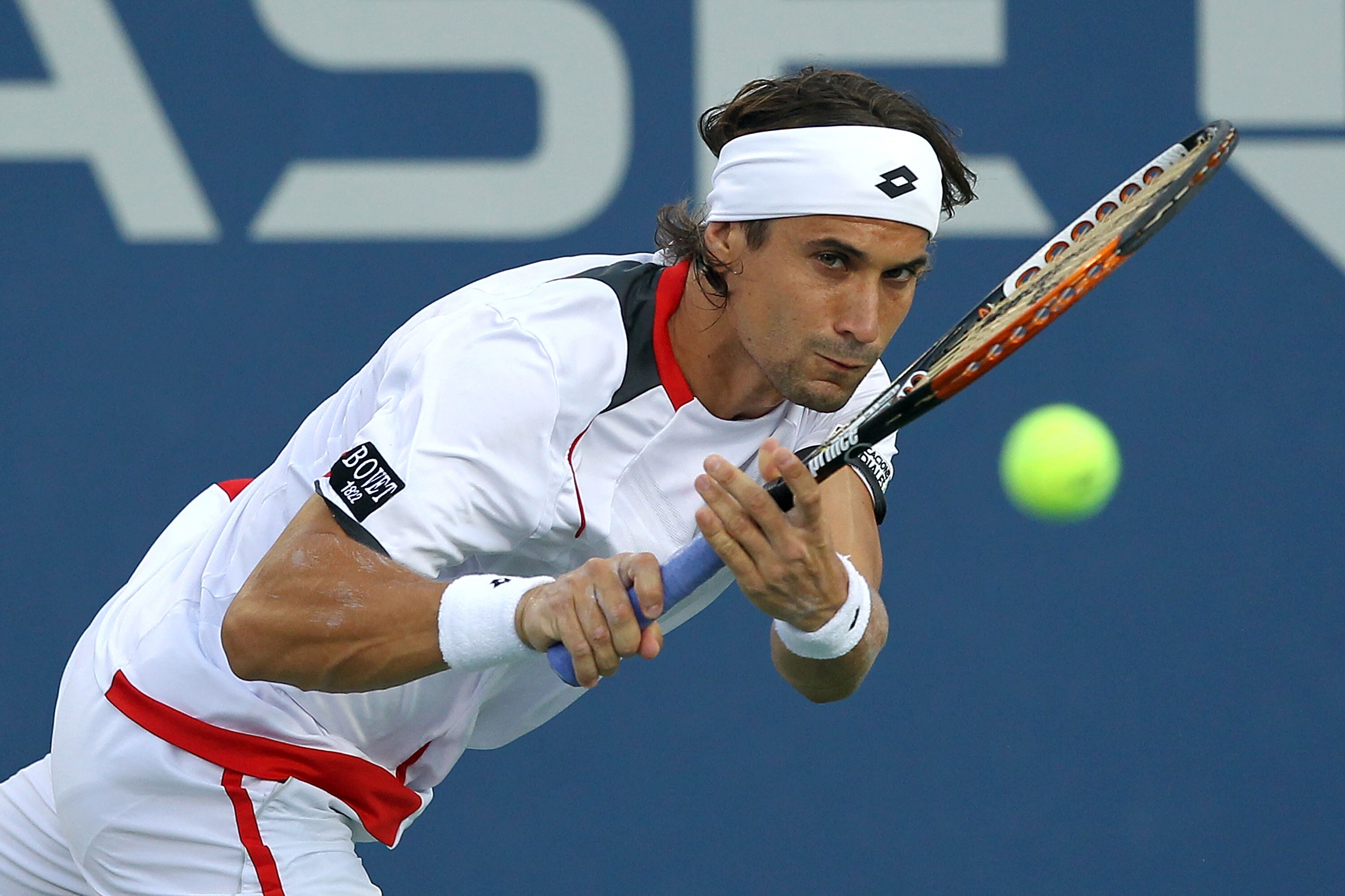 NEW YORK - SEPTEMBER 07:  David Ferrer of Spain returns a shot agianst Fernando Verdasco of Spain during his men's singles fourth round match on day nine of the 2010 U.S. Open at the USTA Billie Jean King National Tennis Center on September 7, 2010 in the