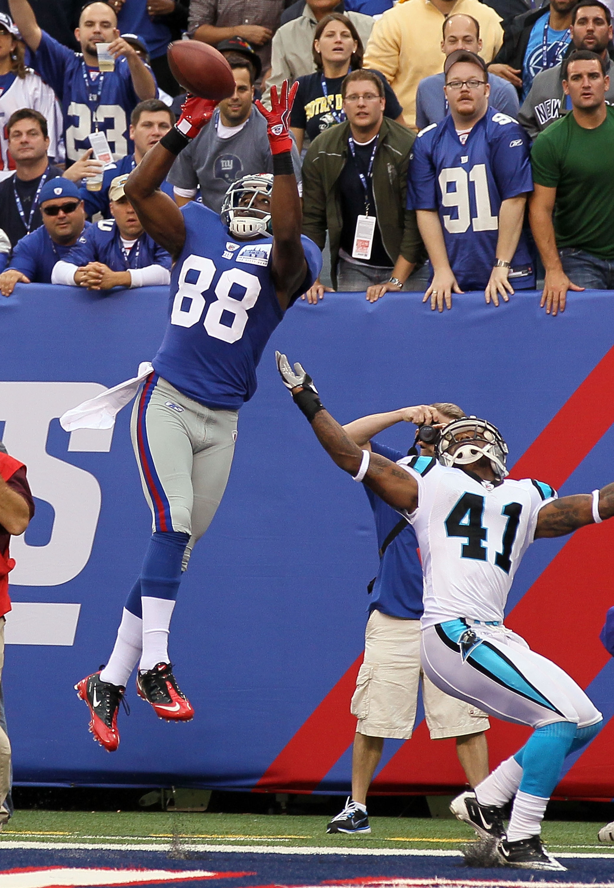 EAST RUTHERFORD, NJ - SEPTEMBER 12:  Hakeem Nicks #88 of the New York Giants goes up for a his second touchdown reception against Captain Munnerlyn #41 of the Carolina Panthers on September 12, 2010 at the New Meadowlands Stadium in East Rutherford, New J