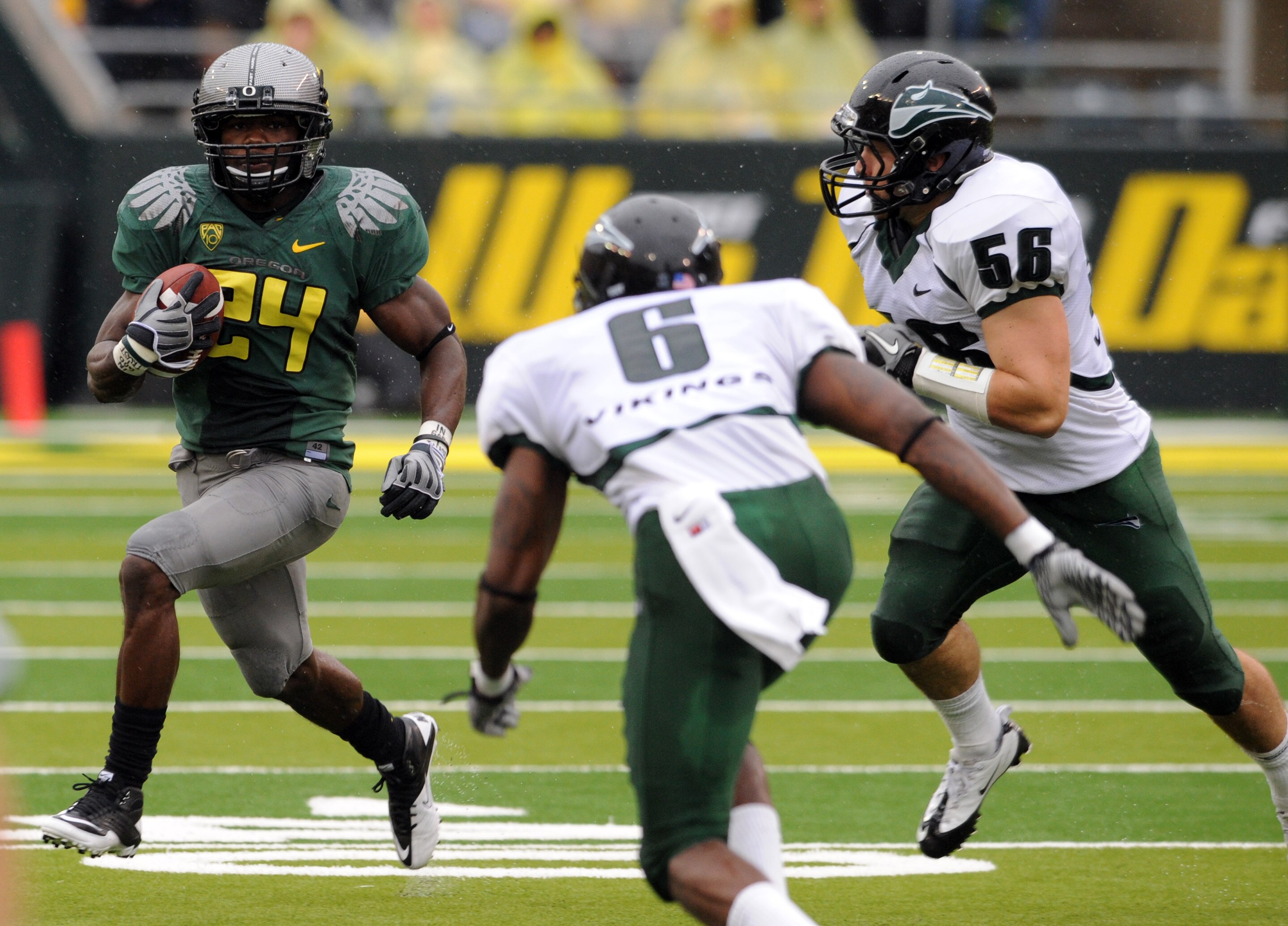 EUGENE, OR - SEPTEMBER 18: Running back Kenjon Barner #24 of the Oregon Ducks turns the corner as cornerback David Ross and linebacker Ryan Rau #56 of the Portland State Vikings close in during the first quarter of the game against the Portland State Viki