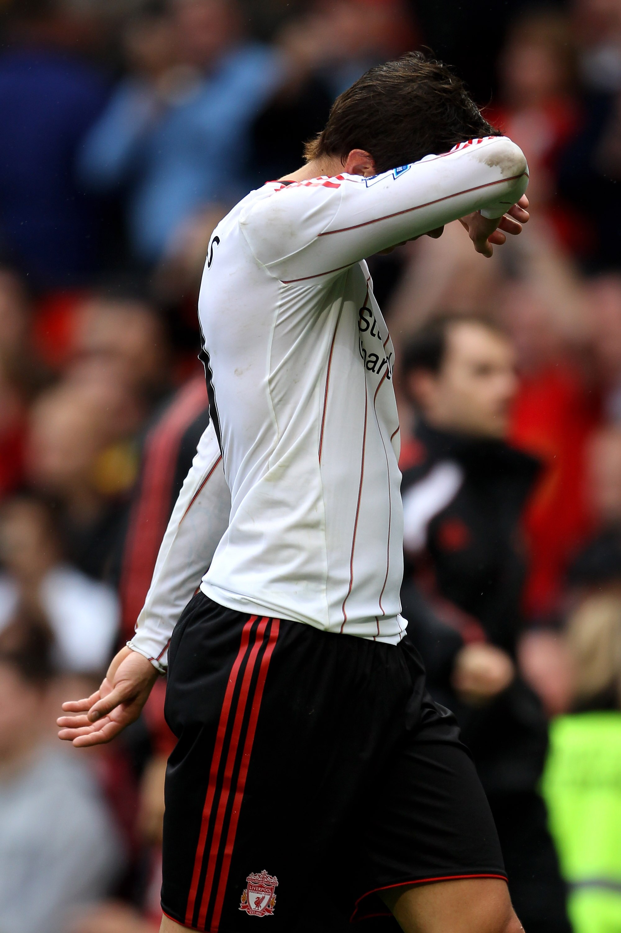 MANCHESTER, ENGLAND - SEPTEMBER 19: Fernando Torres of Liverpool leaves the pitch at the end of the Barclays Premier League match between Manchester United and Liverpool at Old Trafford on September 19, 2010 in Manchester, England. (Photo by Alex Livese MANCHESTER, ENGLAND - SEPTEMBER 19: Fernando Torres of Liverpool leaves the pitch at the end of the Barclays Premier League match between Manchester United and Liverpool at Old Trafford on September 19, 2010 in Manchester, England. (Photo by Alex Livese