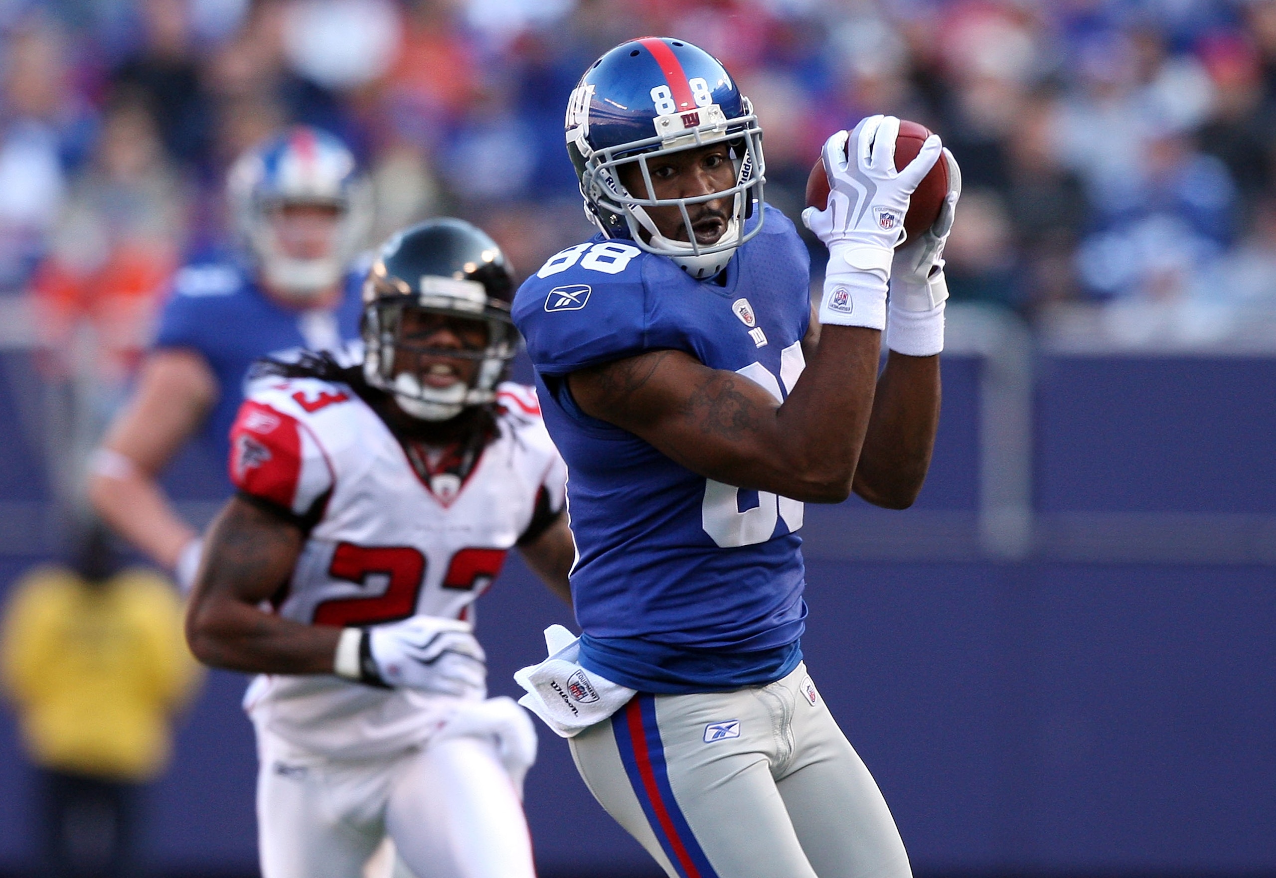 EAST RUTHERFORD, NJ - NOVEMBER 22:  Hakeem Nicks #88 of the New York Giants makes a catch late in the first half against Chris Houston #23 of the Atlanta Falcons on November 22, 2009 at Giants Stadium in East Rutherford, New Jersey.  (Photo by Jim McIsaac