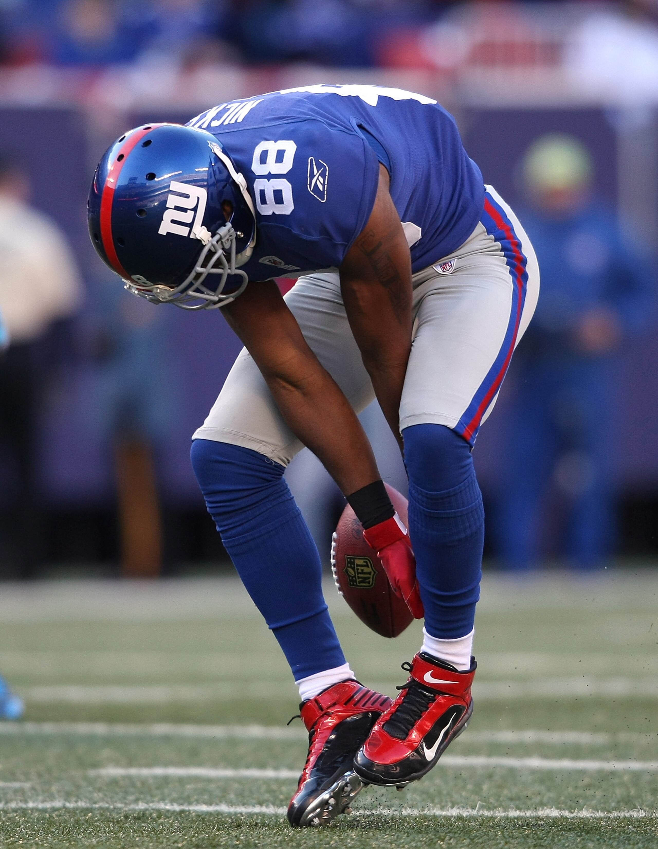 EAST RUTHERFORD, NJ - DECEMBER 27: Hakeem Nicks #88 of the New York Giants drops a pass against the Carolina Panthers at Giants Stadium on December 27, 2009 in East Rutherford, New Jersey.  (Photo by Nick Laham/Getty Images)